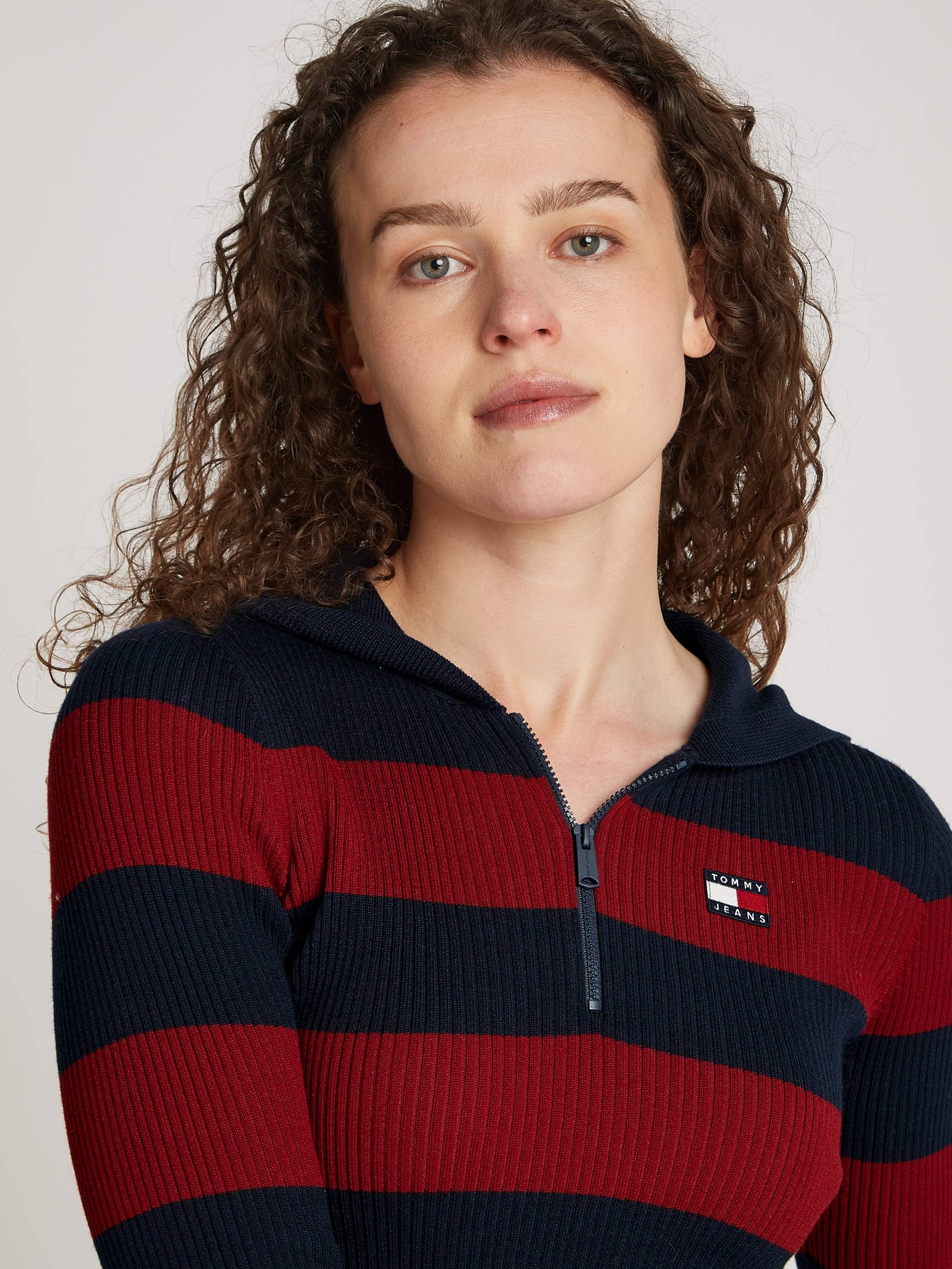 Tommy Jeans Kapuzenpullover »TJW STRIPE 1/4 ZIP HOOD SWEATER«, mit Streifen-Muster, Logo-Flag von TOMMY JEANS