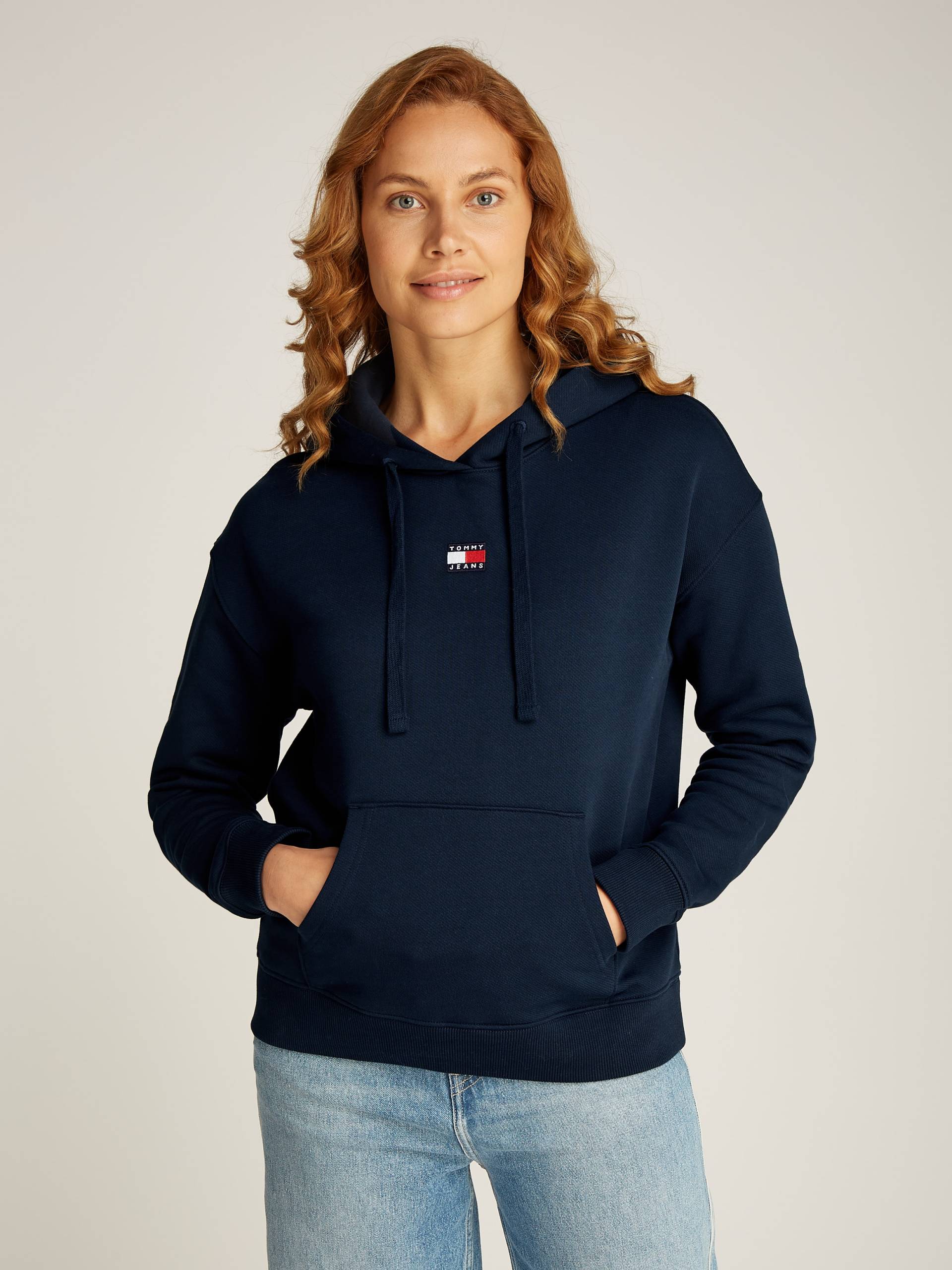 Tommy Jeans Kapuzensweatshirt »TJW BXY BADGE HOODIE«, mit Logostickerei Tommy Jeans Kapuzensweatshirt »TJW BXY BADGE HOODIE«, mit Logostickerei von TOMMY JEANS