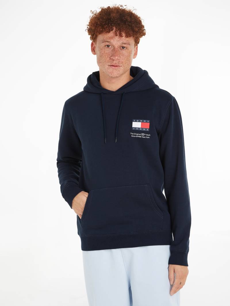 Tommy Jeans Kapuzensweatshirt »TJM REG ESSENTIAL FLAG HOOD EXT«, mit Kängurutasche von TOMMY JEANS