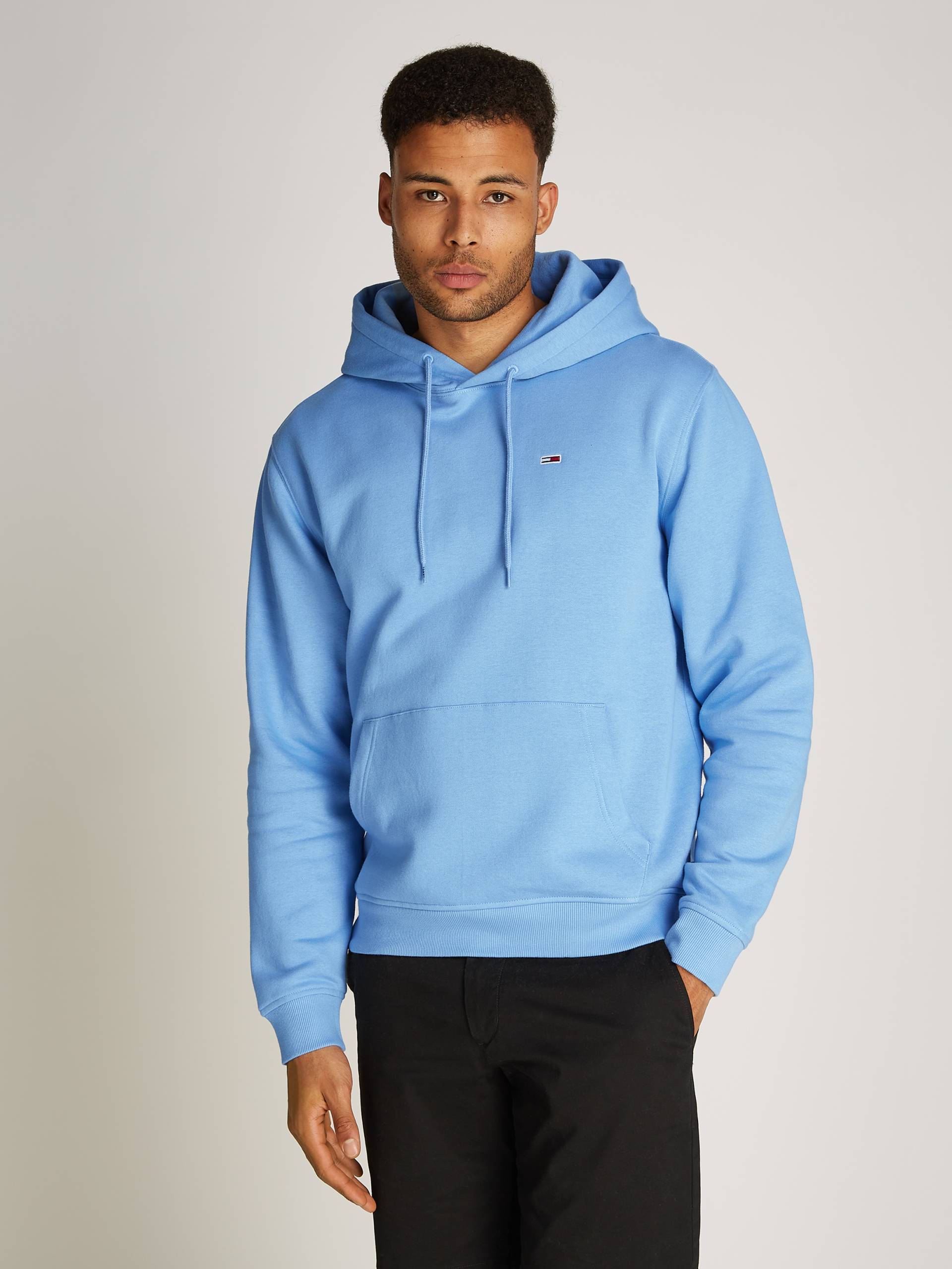 Tommy Jeans Kapuzensweatshirt »TJM REG S FLAG HOODIE«, mit Logostickerei von TOMMY JEANS