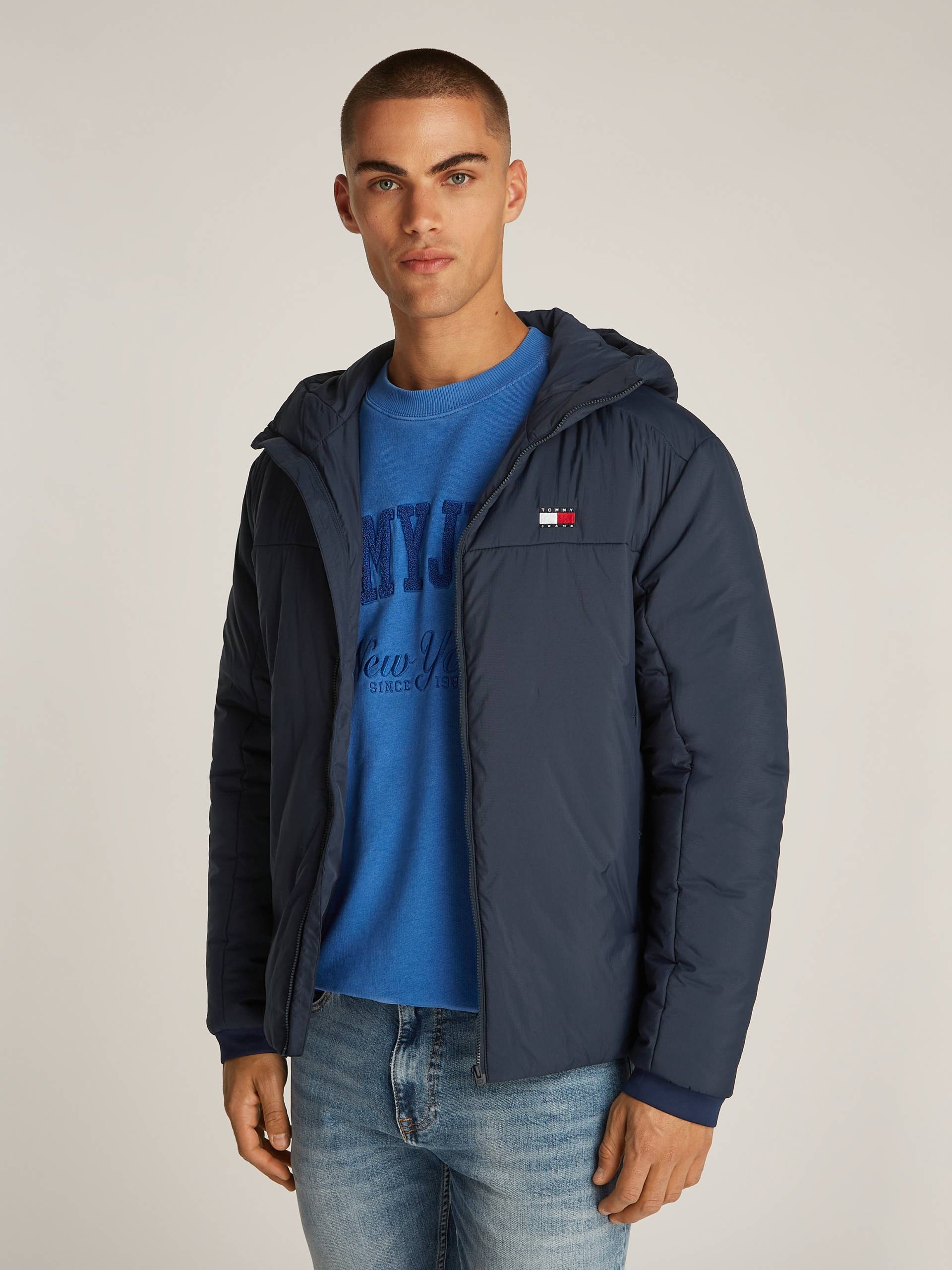 Tommy Jeans Kurzjacke »TJM LT POLY JACKET EXT«, mit Kapuze, mit Logostickerei von TOMMY JEANS