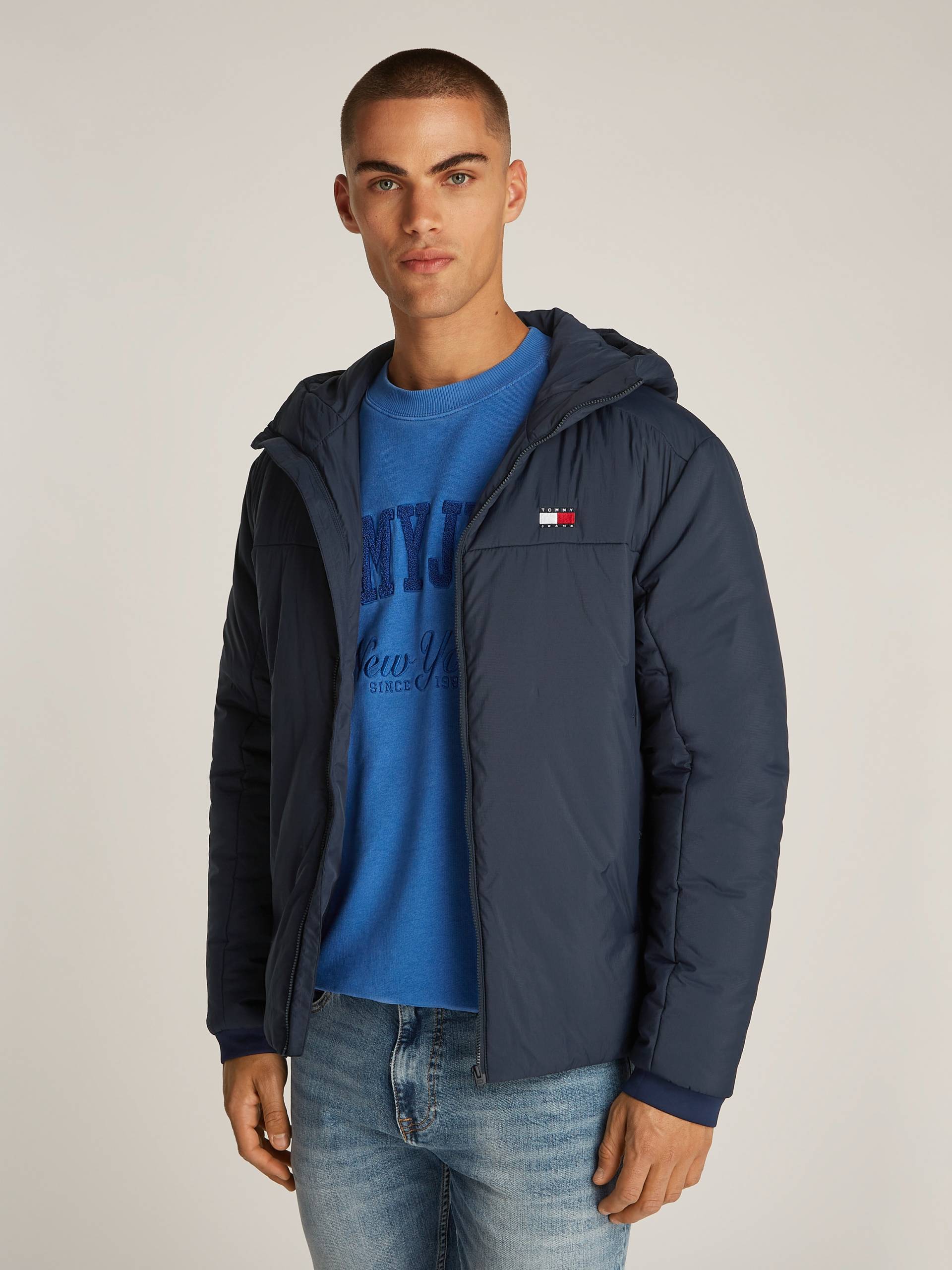 Tommy Jeans Kurzjacke »TJM LT POLY JACKET EXT«, mit Kapuze, mit Logostickerei Tommy Jeans Kurzjacke »TJM LT POLY JACKET EXT«, mit Kapuze, mit Logostickerei von TOMMY JEANS