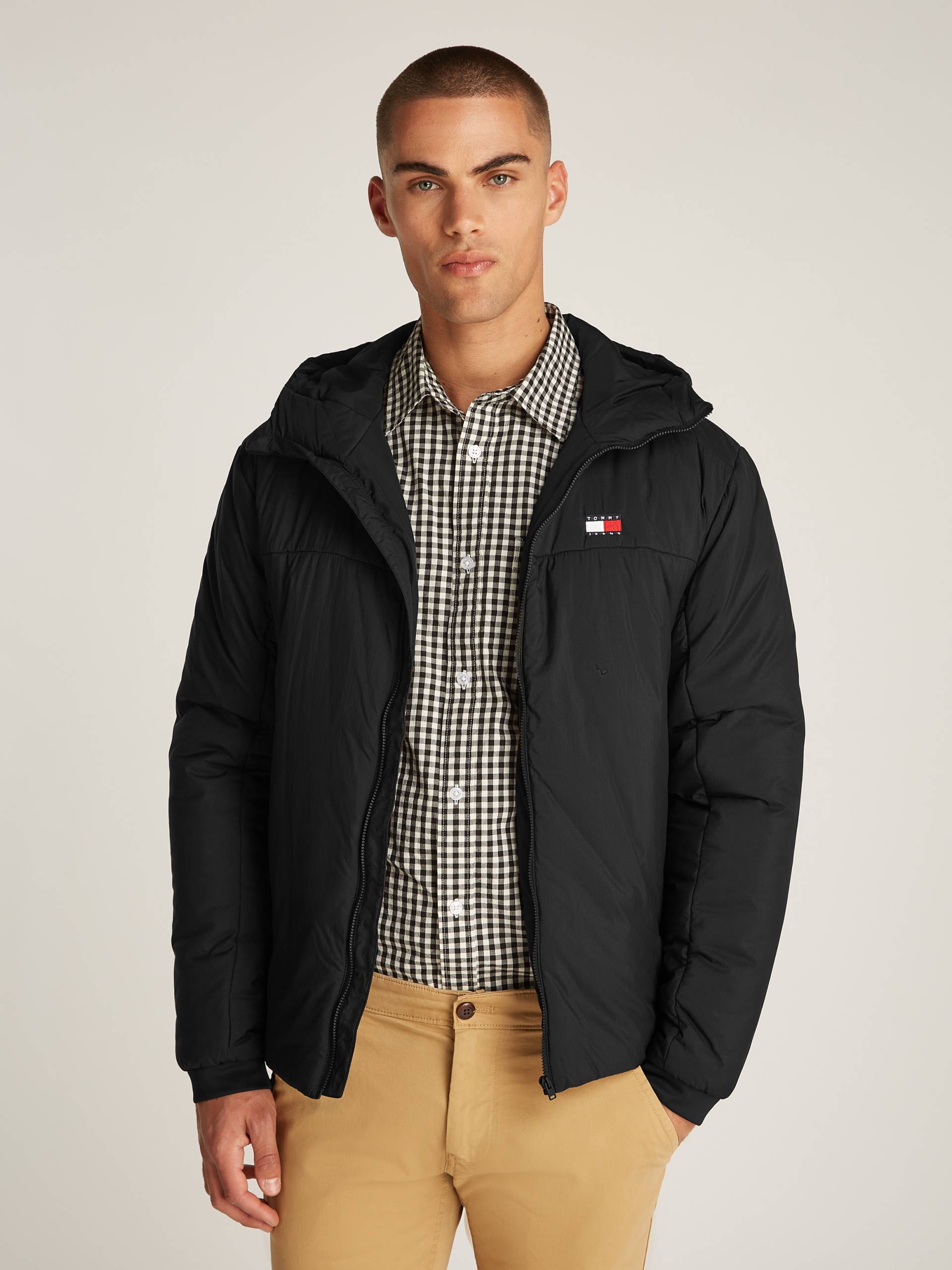 Tommy Jeans Kurzjacke »TJM LT POLY JACKET EXT«, mit Kapuze, mit Logostickerei Tommy Jeans Kurzjacke »TJM LT POLY JACKET EXT«, mit Kapuze, mit Logostickerei von TOMMY JEANS