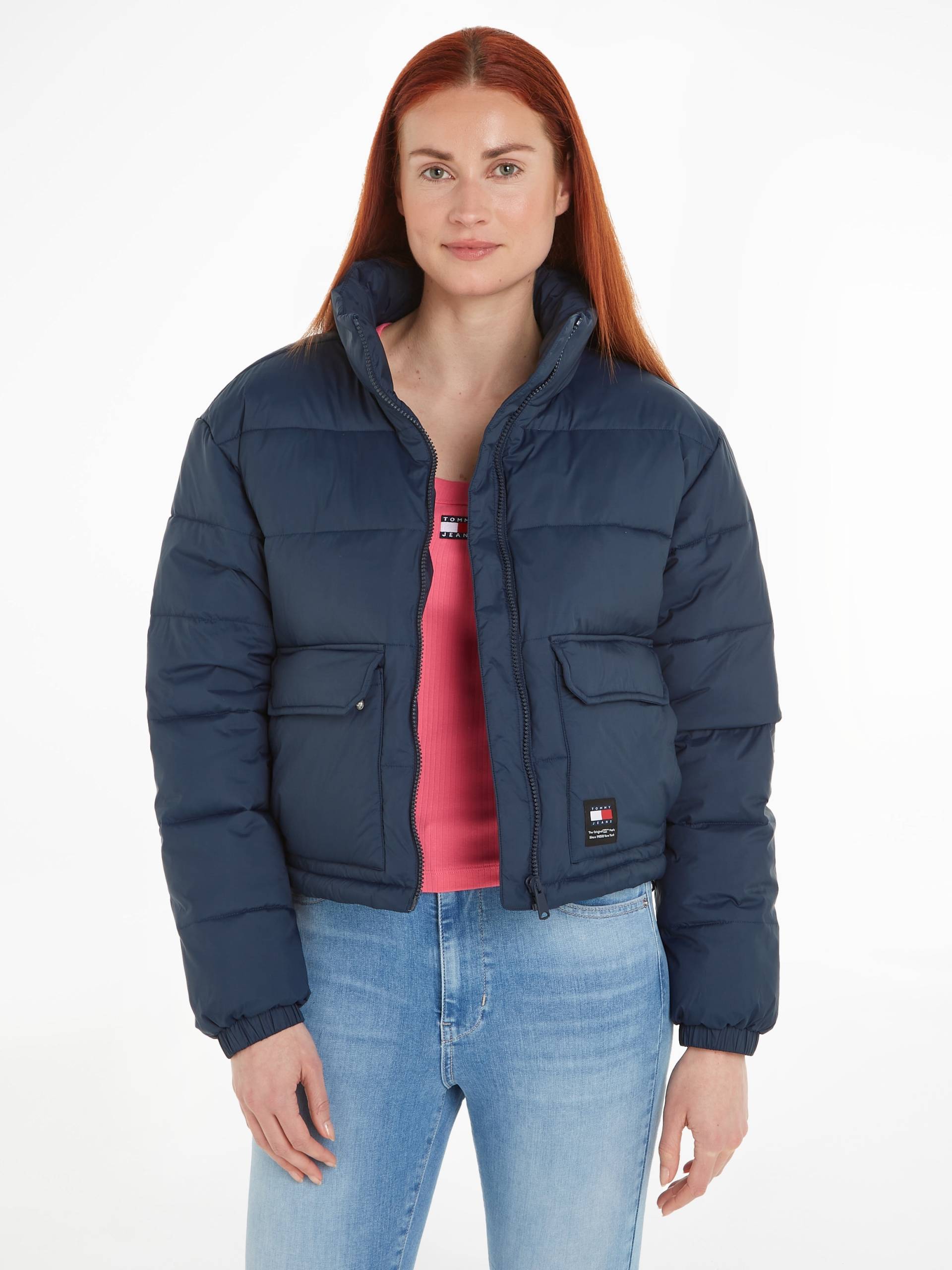 Tommy Jeans Kurzmantel »TJW BACK LOGO PUFFER«, mit Logopatch von TOMMY JEANS