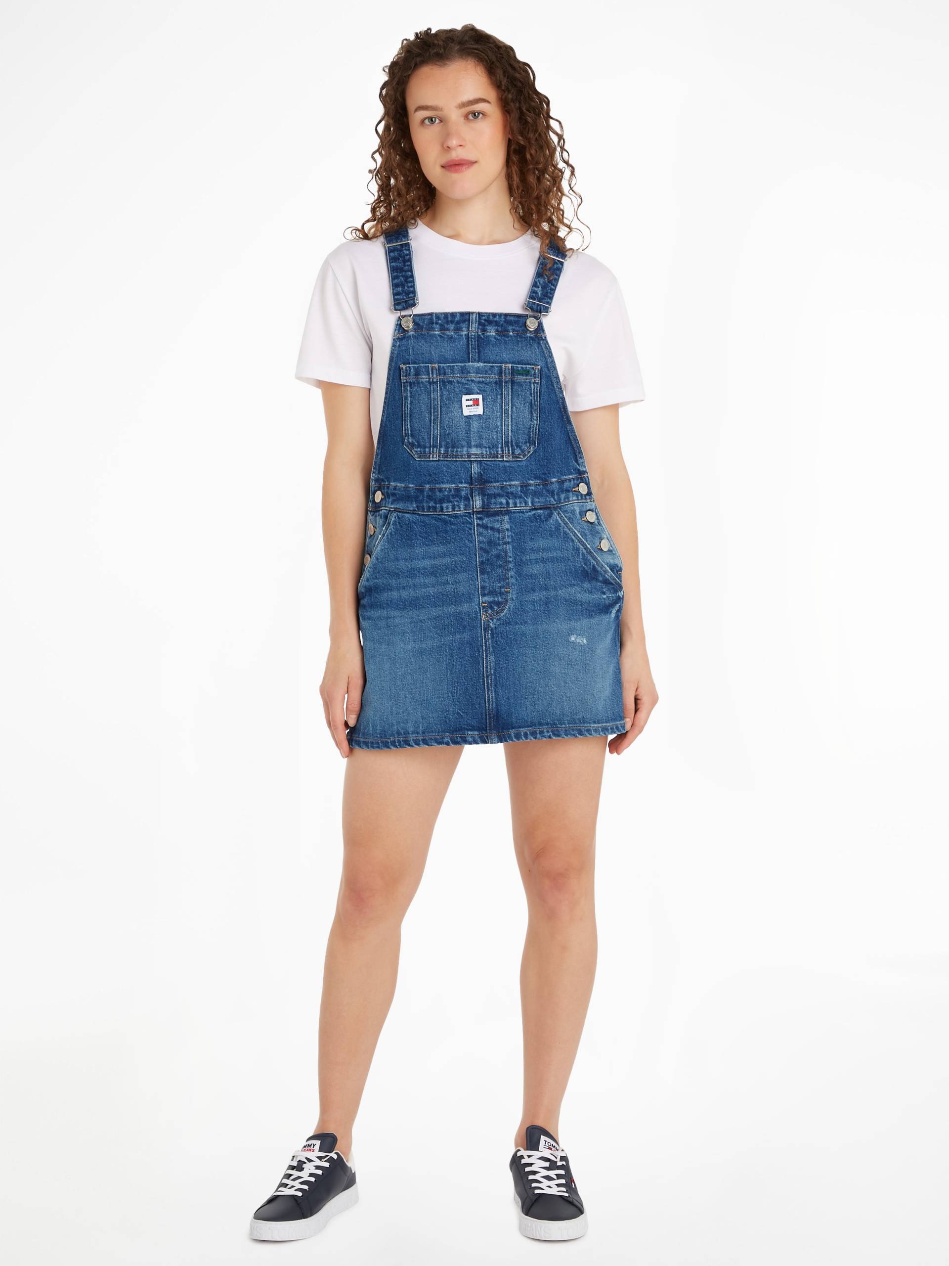 Tommy Jeans Latzkleid »DUNGAREE DENIM DRESS CH6138«, mit Tommy Jeans Flagge von TOMMY JEANS