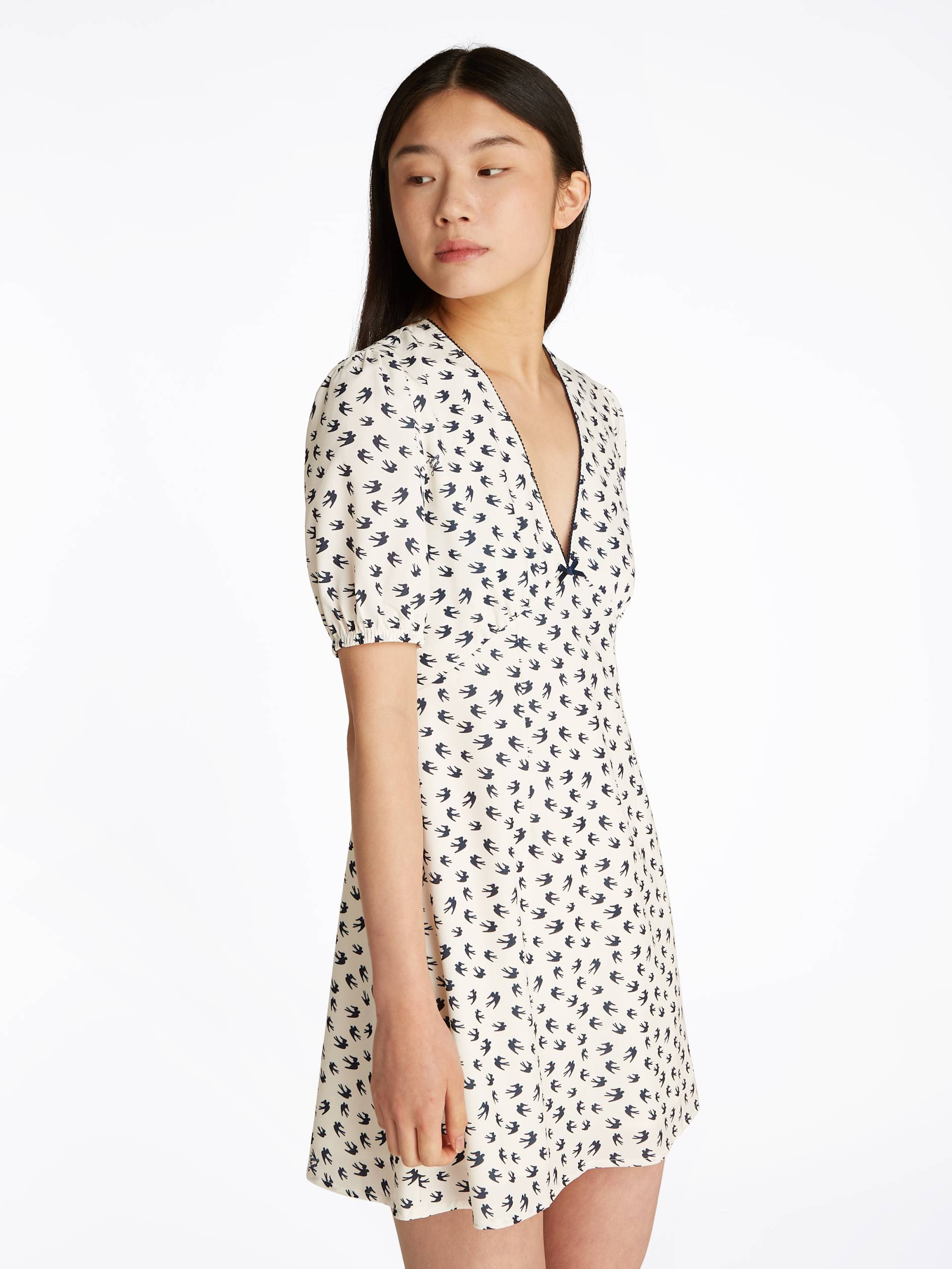 Tommy Jeans Minikleid »TJW SS CREPE MINI DRESS«, mit Schleifendetail, Vogelmuster Tommy Jeans Minikleid »TJW SS CREPE MINI DRESS«, mit Schleifendetail, Vogelmuster von TOMMY JEANS