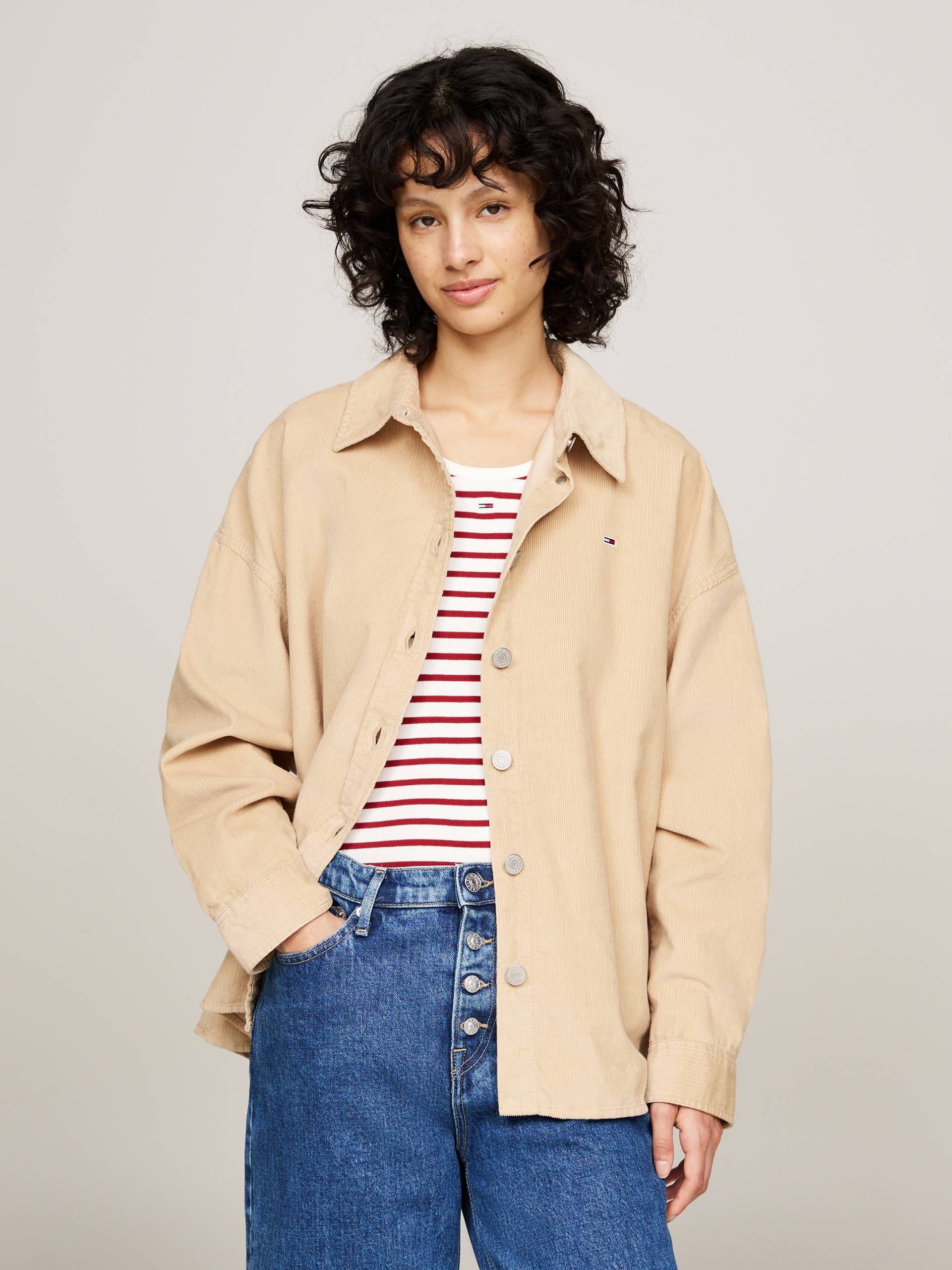 Tommy Jeans Outdoorbluse »TJW FINE CORD OVERSHIRT«, aus Feincord, Logo-Flag Tommy Jeans Outdoorbluse »TJW FINE CORD OVERSHIRT«, aus Feincord, Logo-Flag von TOMMY JEANS