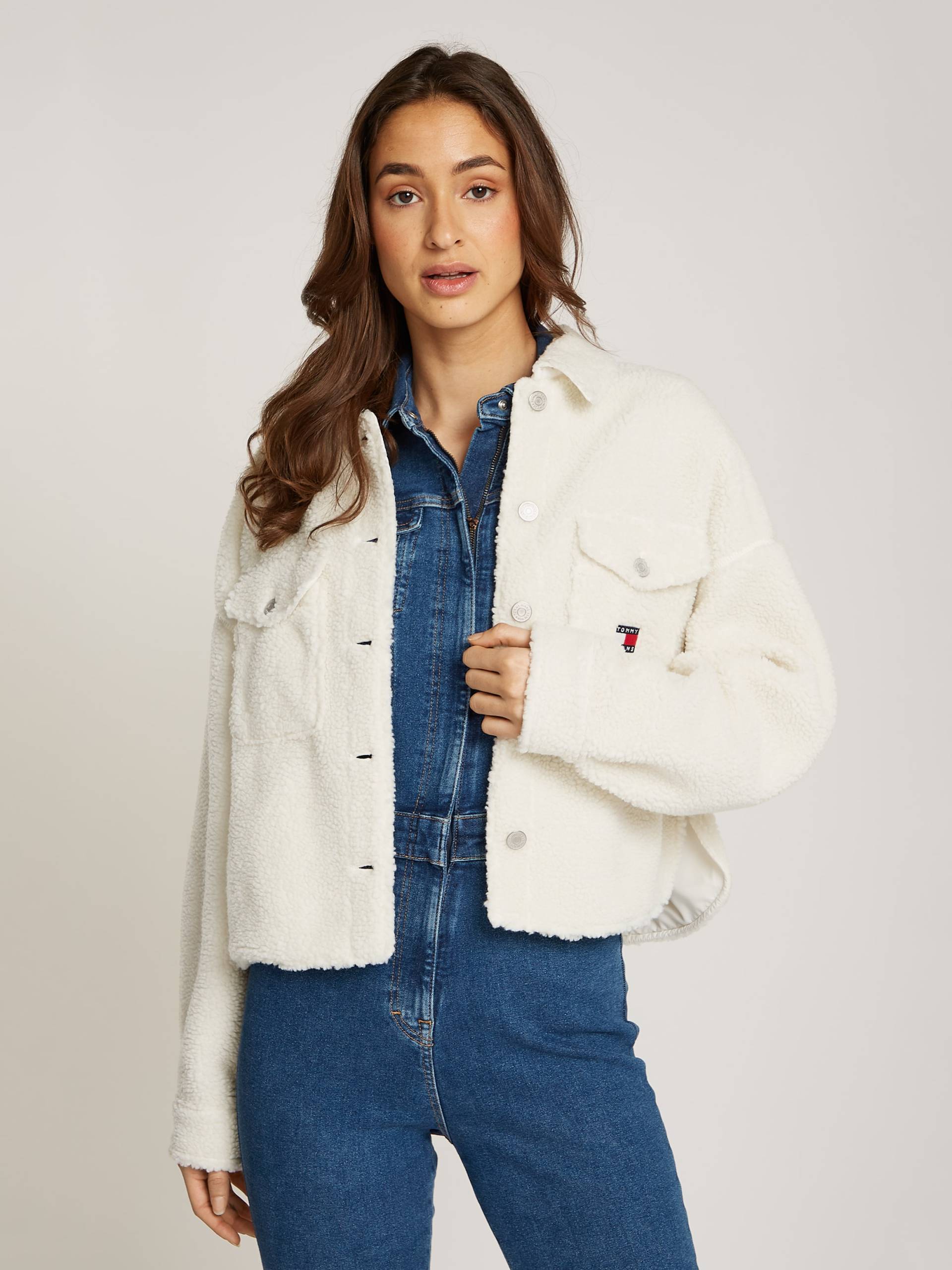 Tommy Jeans Outdoorbluse »TJW TEDDY BADGE OVERSHIRT EXT«, mit Logostickerei von TOMMY JEANS