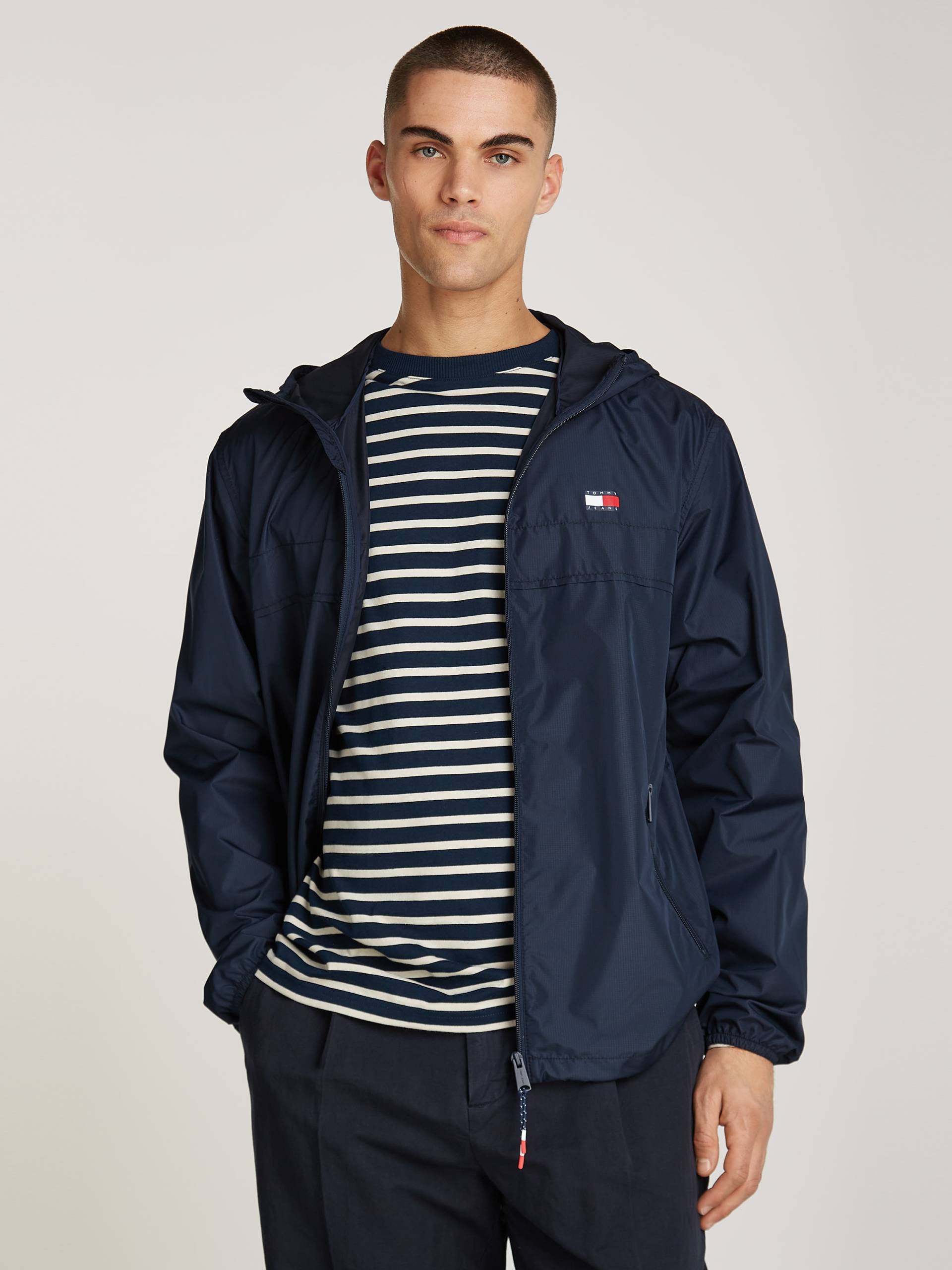 Tommy Jeans Outdoorjacke »TJM LW CHICAGO JACKET«, mit Kapuze, mit Logoprägung von TOMMY JEANS