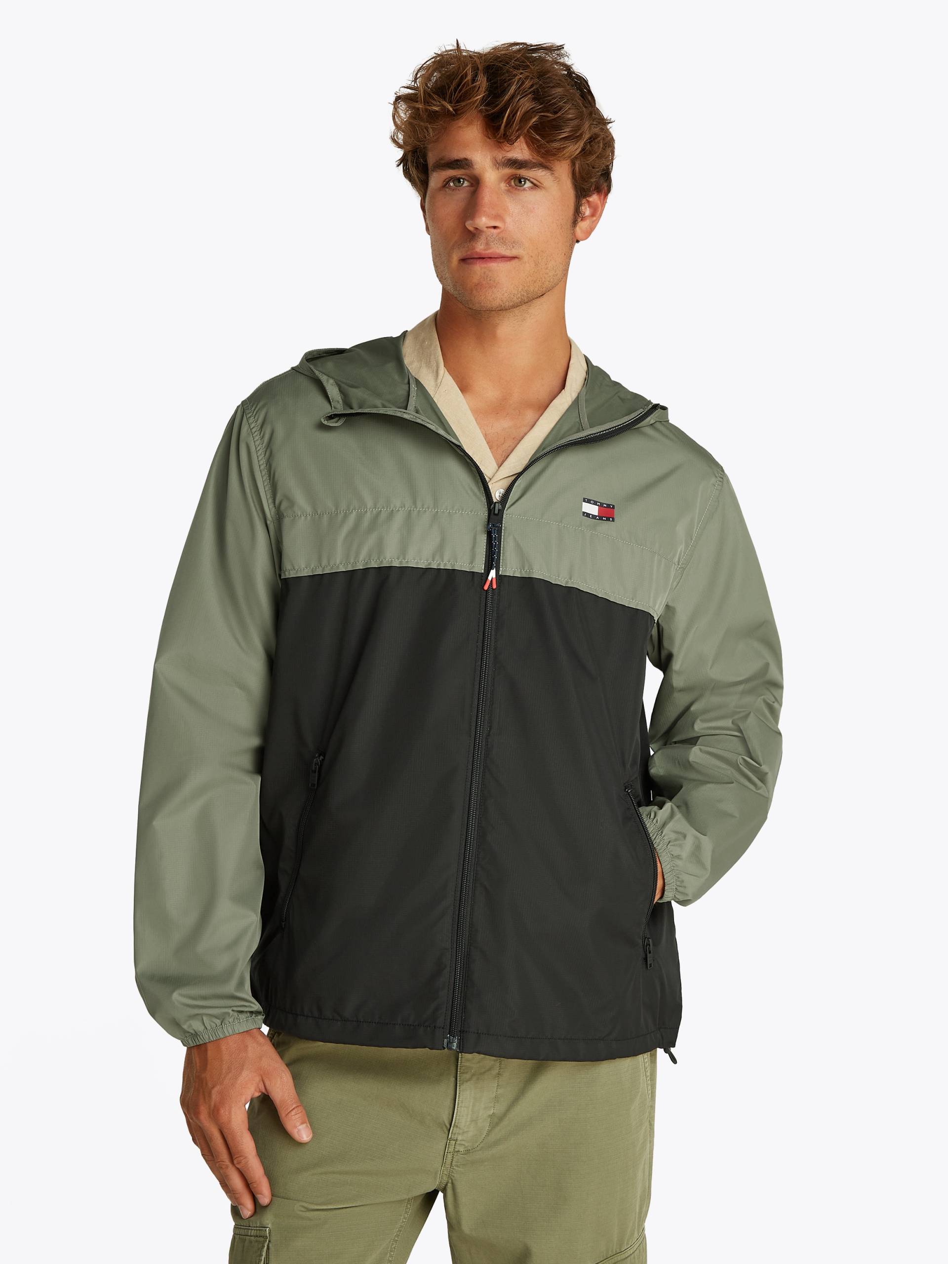 Tommy Jeans Outdoorjacke »TJM LW CHICAGO JACKET«, mit Kapuze, mit Logoprägung von TOMMY JEANS