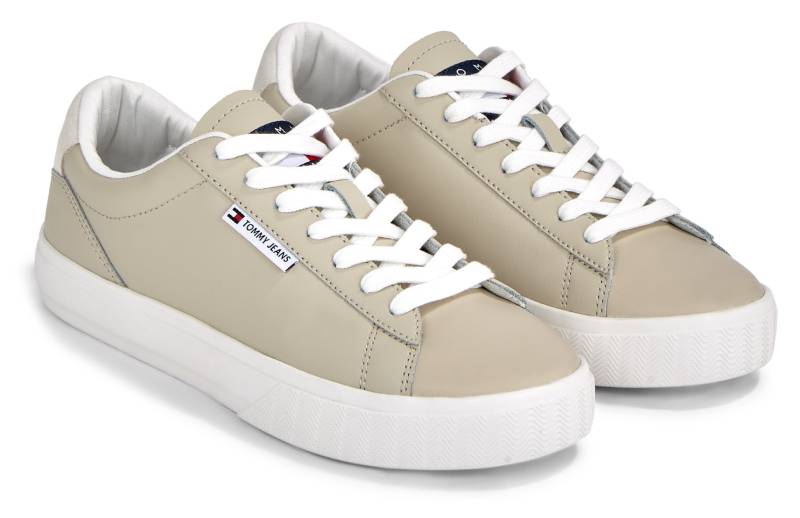 Tommy Jeans Plateausneaker »TJW CUPSOLE SNEAKER ESS«, mit Logoaufnäher an der Zunge, Freizeitschuh, Halbschuh, Schnürschuh von TOMMY JEANS