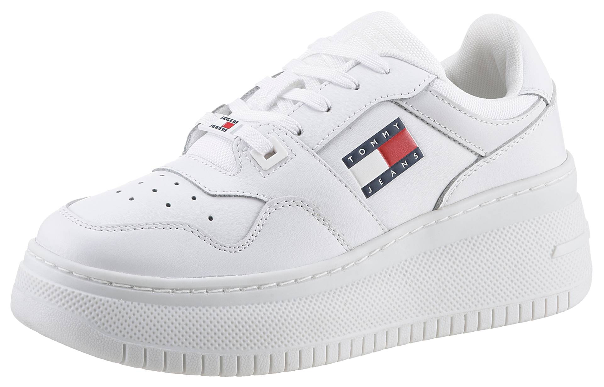 Tommy Jeans Plateausneaker »TJW RETRO BASKET FLATFORM ESS«, mit Logoschriftzug in der Sohle, Freizeitschuh, Halbschuh, Schnürschuh von TOMMY JEANS