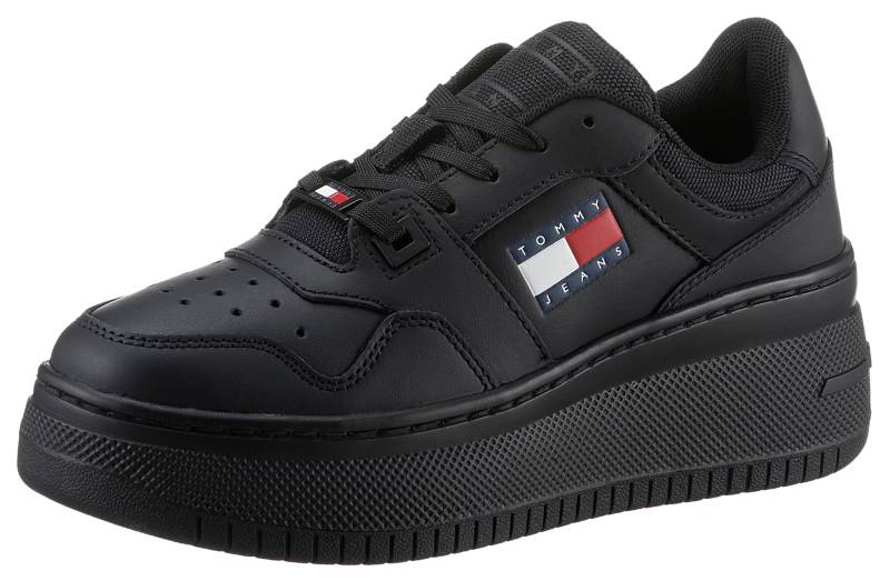 Tommy Jeans Plateausneaker »TJW RETRO BASKET FLATFORM ESS«, mit Logoschriftzug in der Sohle, Freizeitschuh, Halbschuh, Schnürschuh von TOMMY JEANS