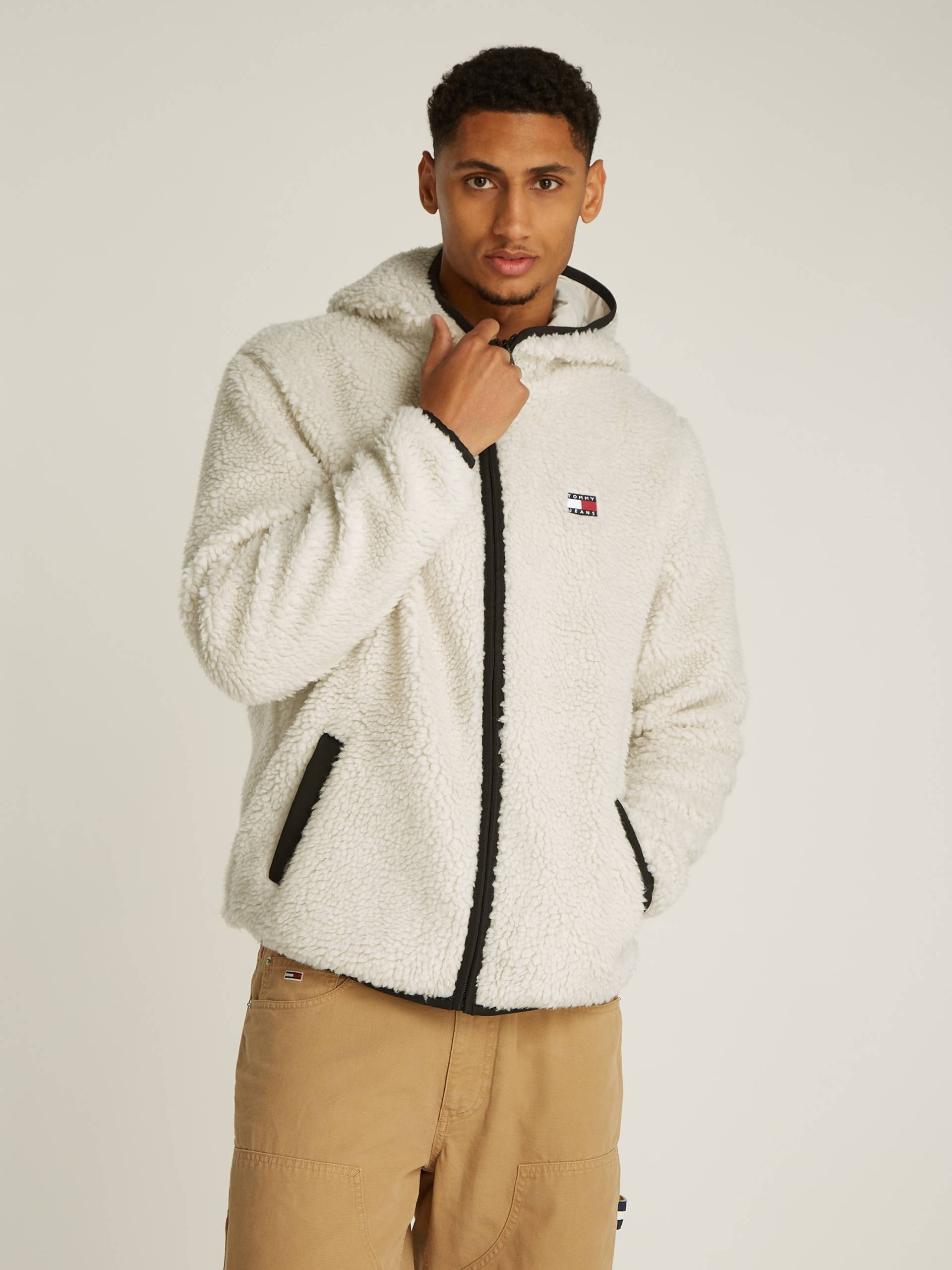 Tommy Jeans Plüschjacke »TJM REG BADGE TEDDY ZIP TRU EXT«, mit Kapuze, mit Logopatch, leicht überschnittene Schultern von TOMMY JEANS