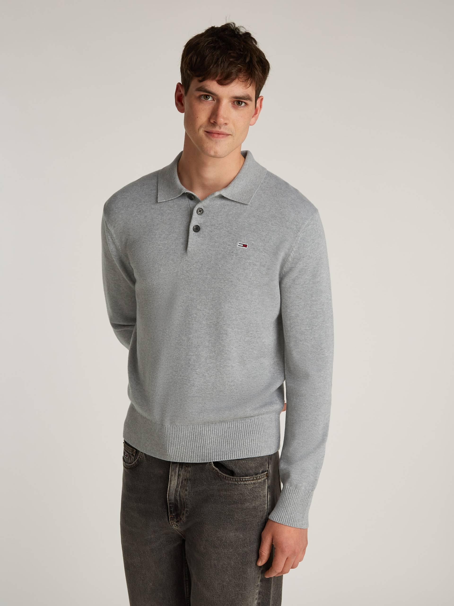 Tommy Jeans Polokragenpullover »TJM SLIM ESSENTIAL POLO SWEATER«, mit Logostickerei Tommy Jeans Polokragenpullover »TJM SLIM ESSENTIAL POLO SWEATER«, mit Logostickerei von TOMMY JEANS