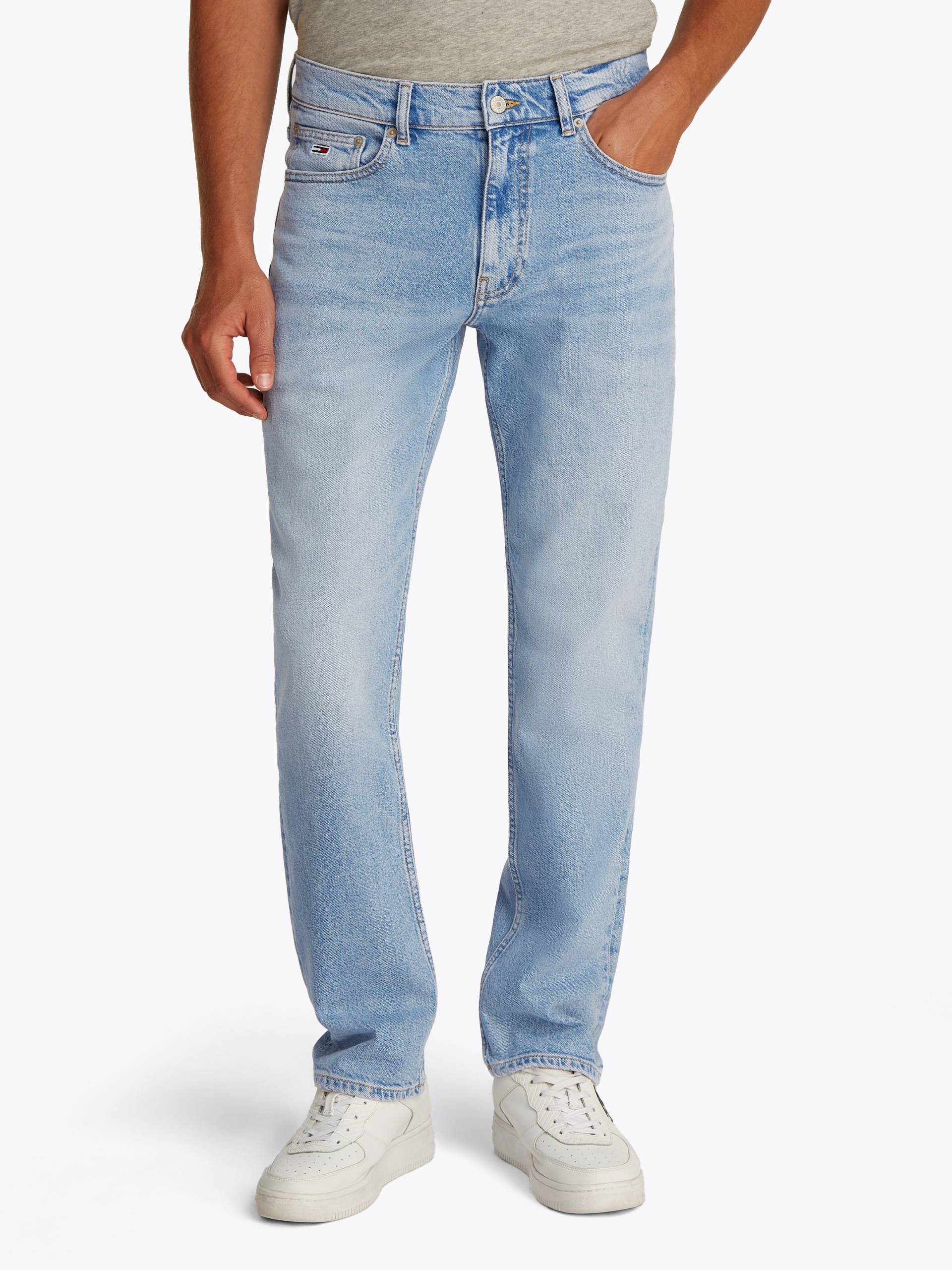 Tommy Jeans Regular-fit-Jeans »RYAN RGLR STRGHT«, mit Logoprägung von TOMMY JEANS