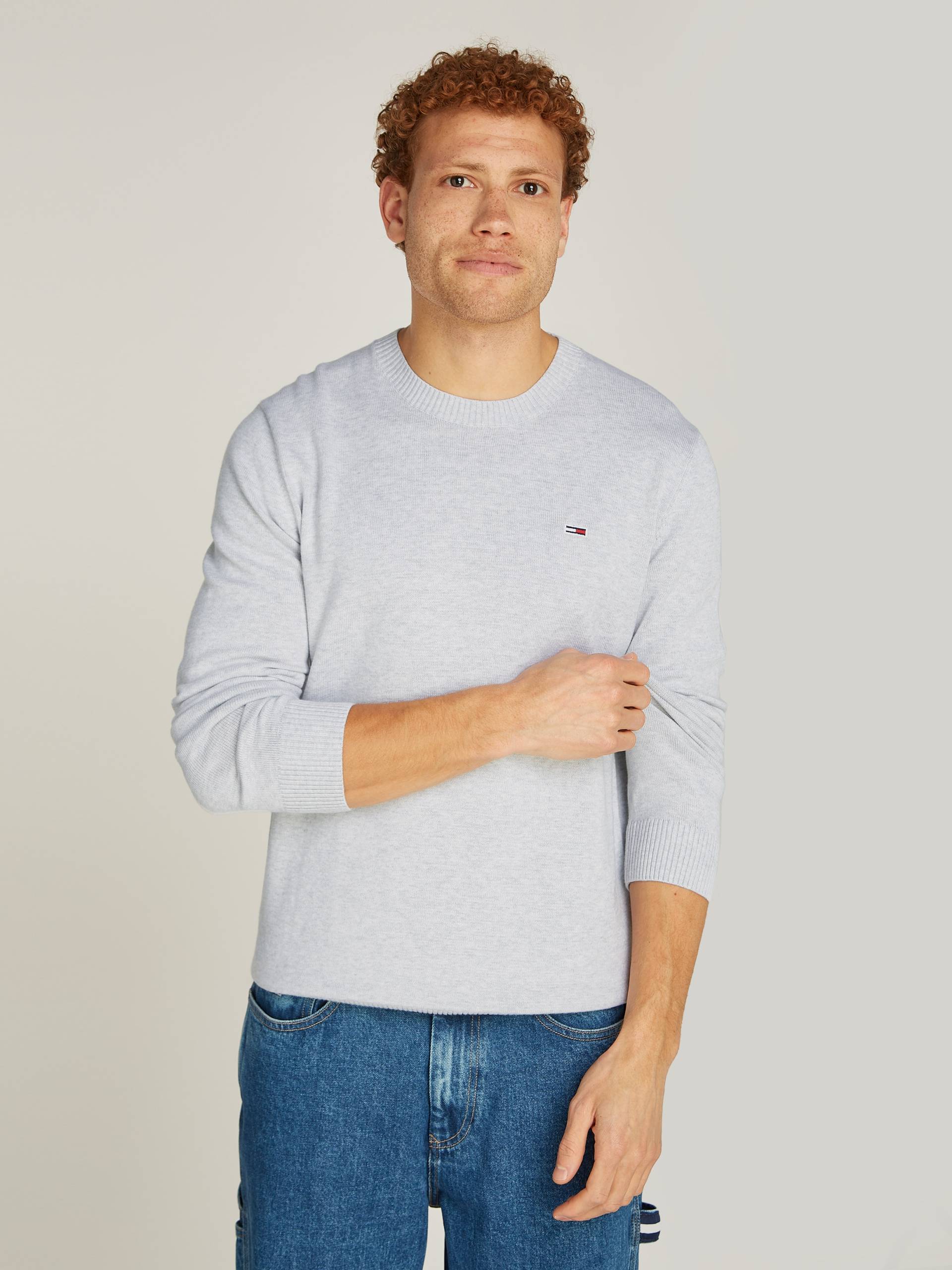 Tommy Jeans Rundhalspullover »TJM SLIM ESSENTIAL LIGHT SWEATER«, mit Flag-Patch Tommy Jeans Rundhalspullover »TJM SLIM ESSENTIAL LIGHT SWEATER«, mit Flag-Patch von TOMMY JEANS