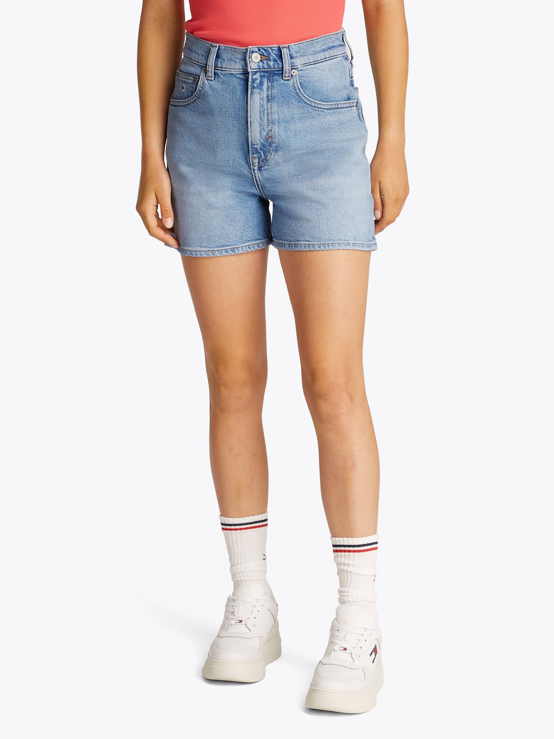 Tommy Jeans Shorts »MOM SHORT BI0112«, mit Logo-Badge, in blauer Waschung von TOMMY JEANS