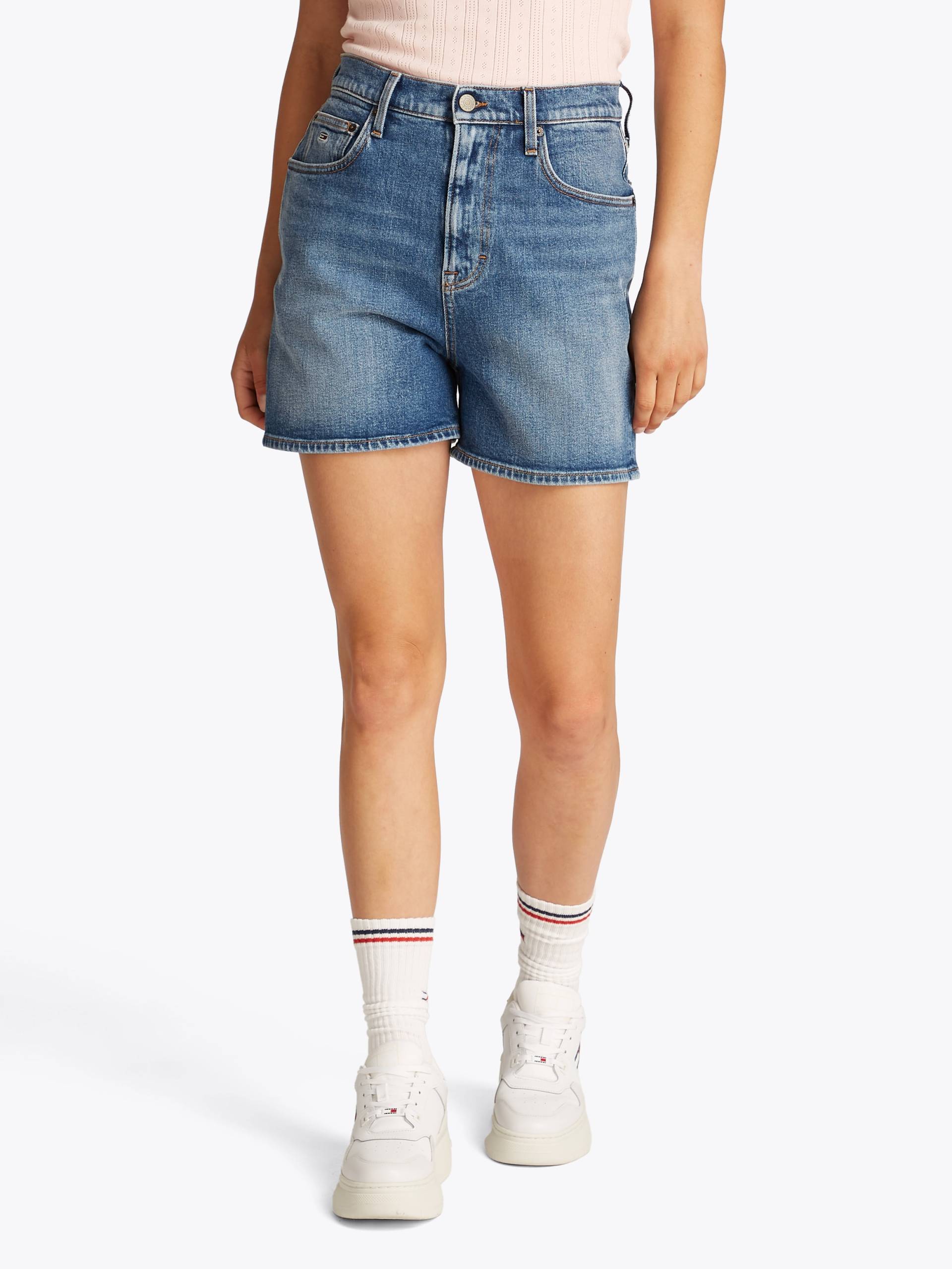 Tommy Jeans Shorts »MOM SHORT BI0134«, mit Logo-Badge, in blauer Waschung von TOMMY JEANS