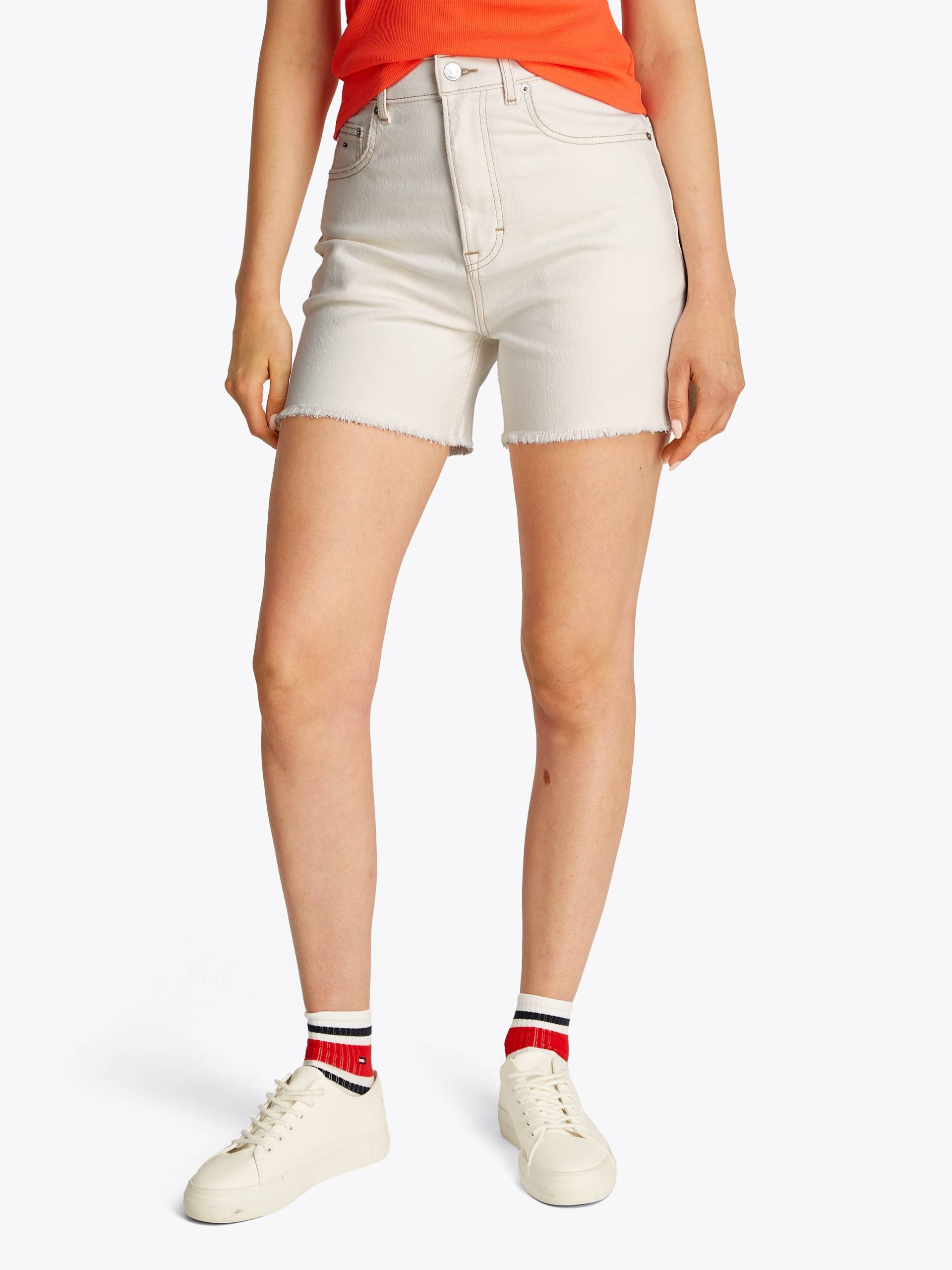 Tommy Jeans Shorts »MOM SHORT BI8194«, mit Logo-Badge, ausgefranster Kante Tommy Jeans Shorts »MOM SHORT BI8194«, mit Logo-Badge, ausgefranster Kante von TOMMY JEANS