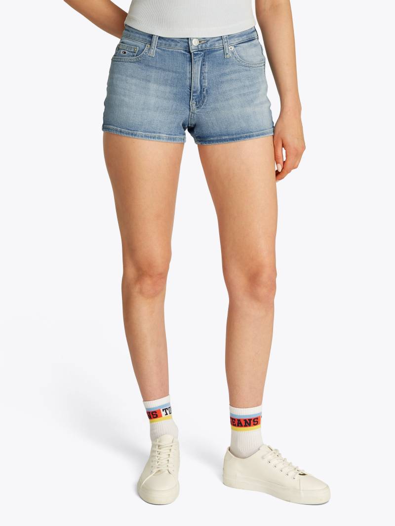 Tommy Jeans Shorts »NORA SHORT BI8219«, mit Logo-Bage, in blauer Waschung von TOMMY JEANS