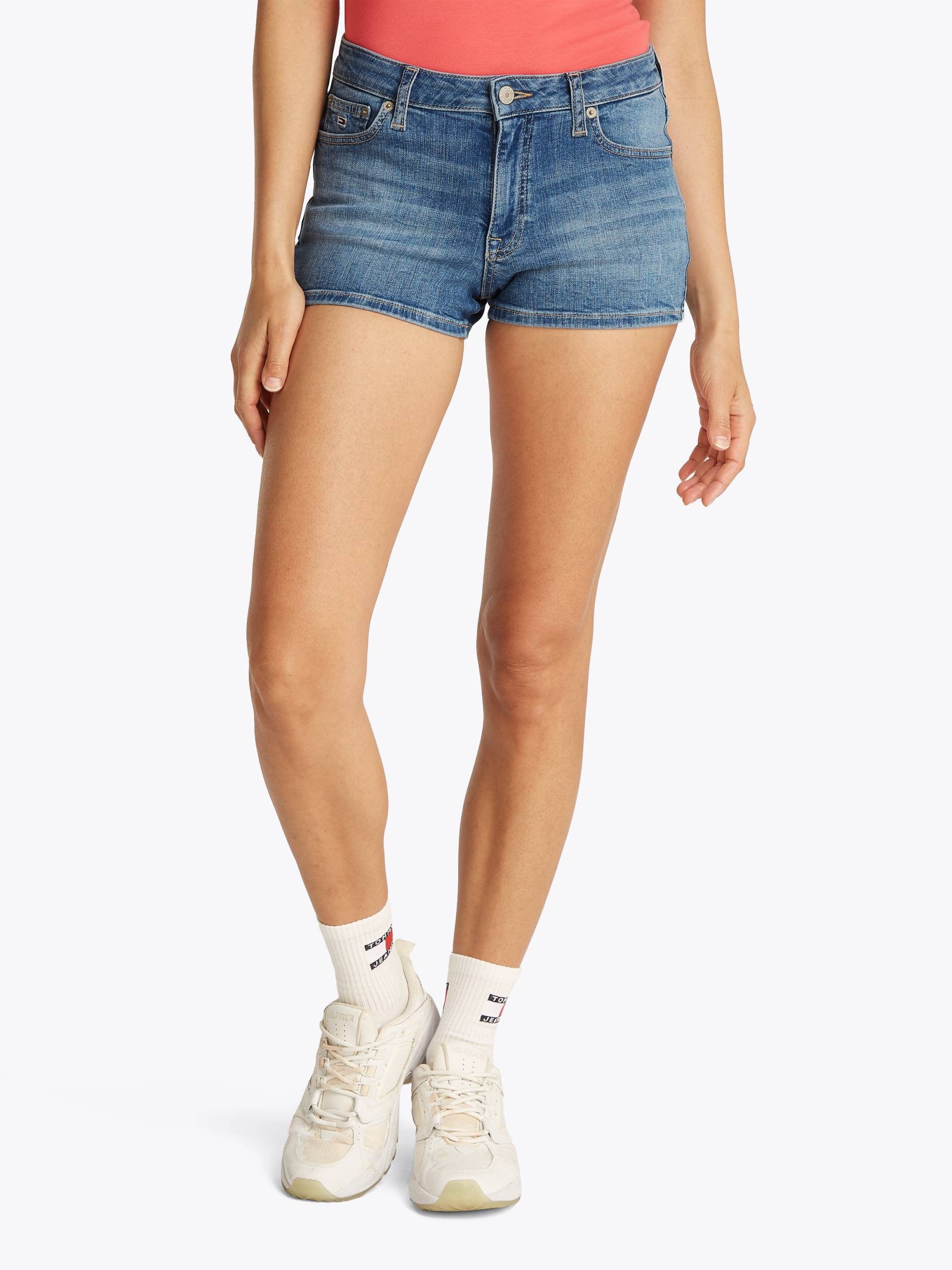 Tommy Jeans Shorts »NORA SHORT BI8233«, mit Logo-Badge, in blauer Waschung Tommy Jeans Shorts »NORA SHORT BI8233«, mit Logo-Badge, in blauer Waschung von TOMMY JEANS