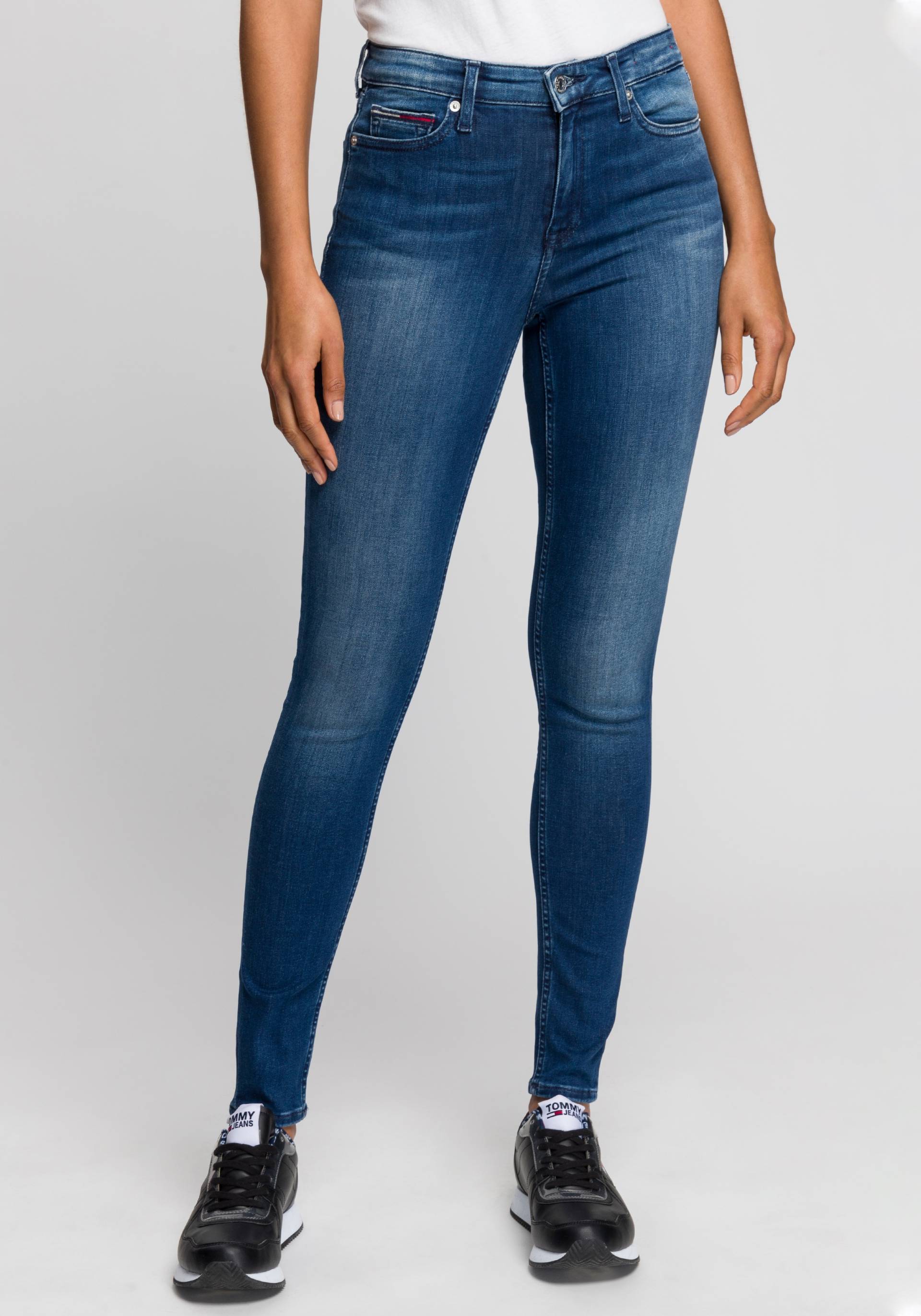 Tommy Jeans Skinny-fit-Jeans »Nora Mid Rise Skinny Fit«, mit Tommy Jeans Logo-Badge & Stickereien Tommy Jeans Skinny-fit-Jeans »Nora Mid Rise Skinny Fit«, mit Tommy Jeans Logo-Badge & Stickereien von TOMMY JEANS