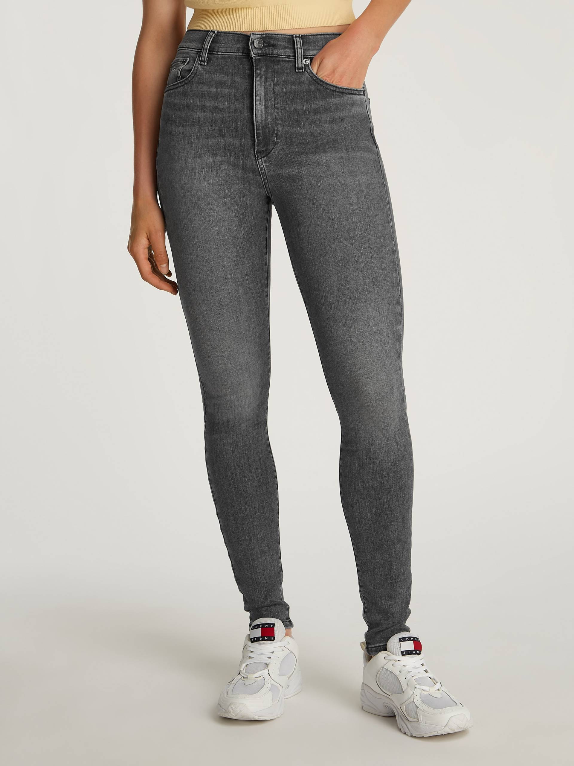 Tommy Jeans Skinny-fit-Jeans »Sylvia High Rise Skinny«, mit Logo-Badge Tommy Jeans Skinny-fit-Jeans »Sylvia High Rise Skinny«, mit Logo-Badge von TOMMY JEANS