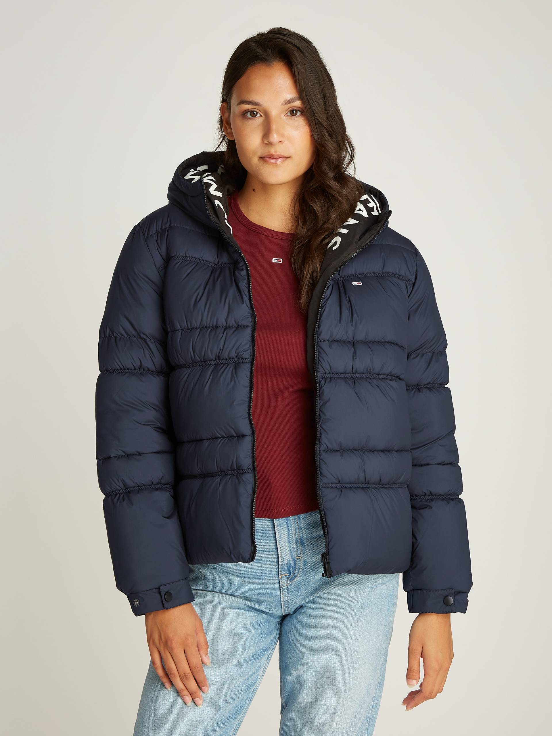 Tommy Jeans Steppjacke, mit Kapuze, mit Logoschriftzug von TOMMY JEANS