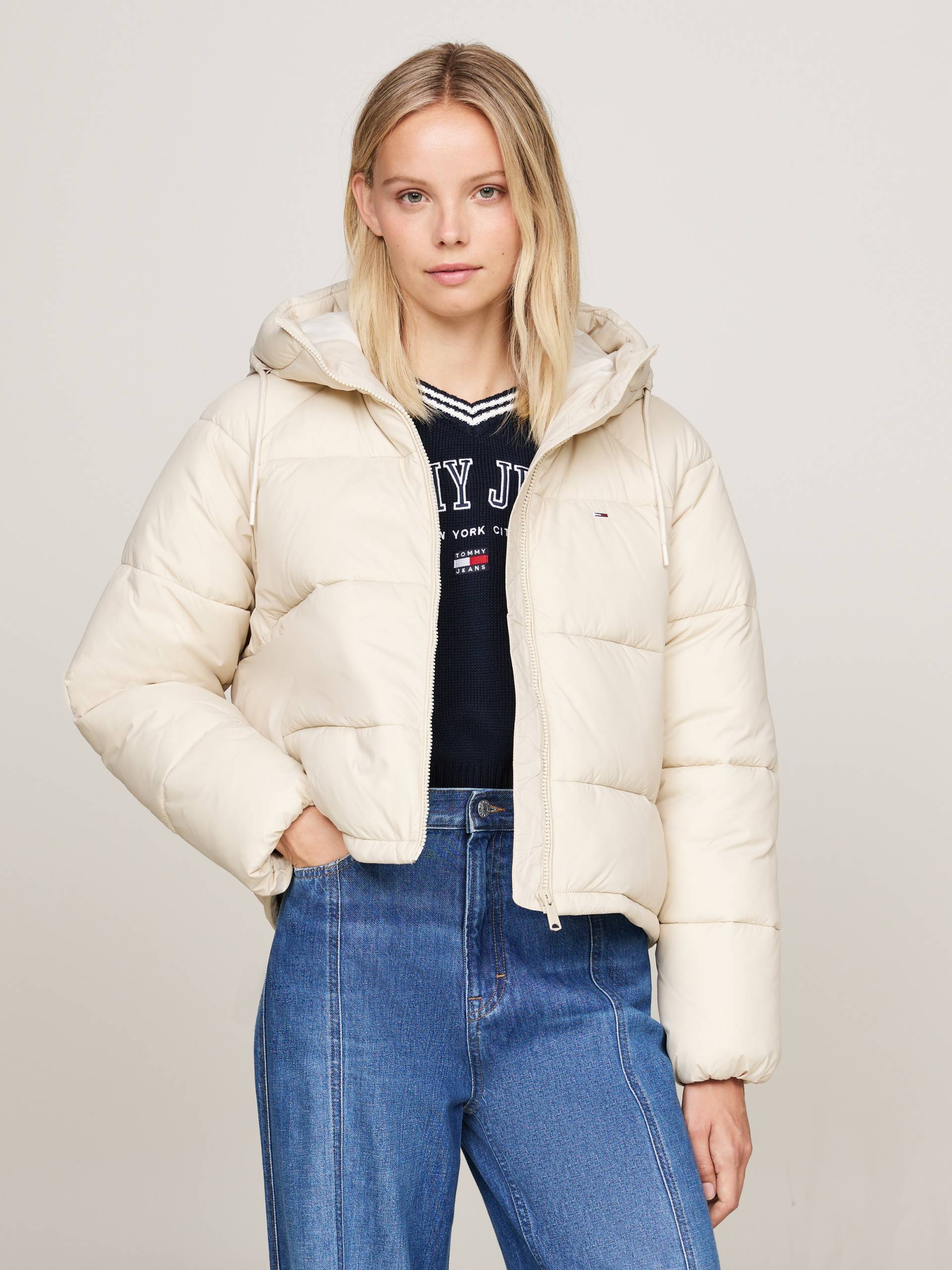 Tommy Jeans Steppjacke »TJW ASPEN PUFFER EXT«, mit Kapuze, mit Logostickerei Tommy Jeans Steppjacke »TJW ASPEN PUFFER EXT«, mit Kapuze, mit Logostickerei von TOMMY JEANS