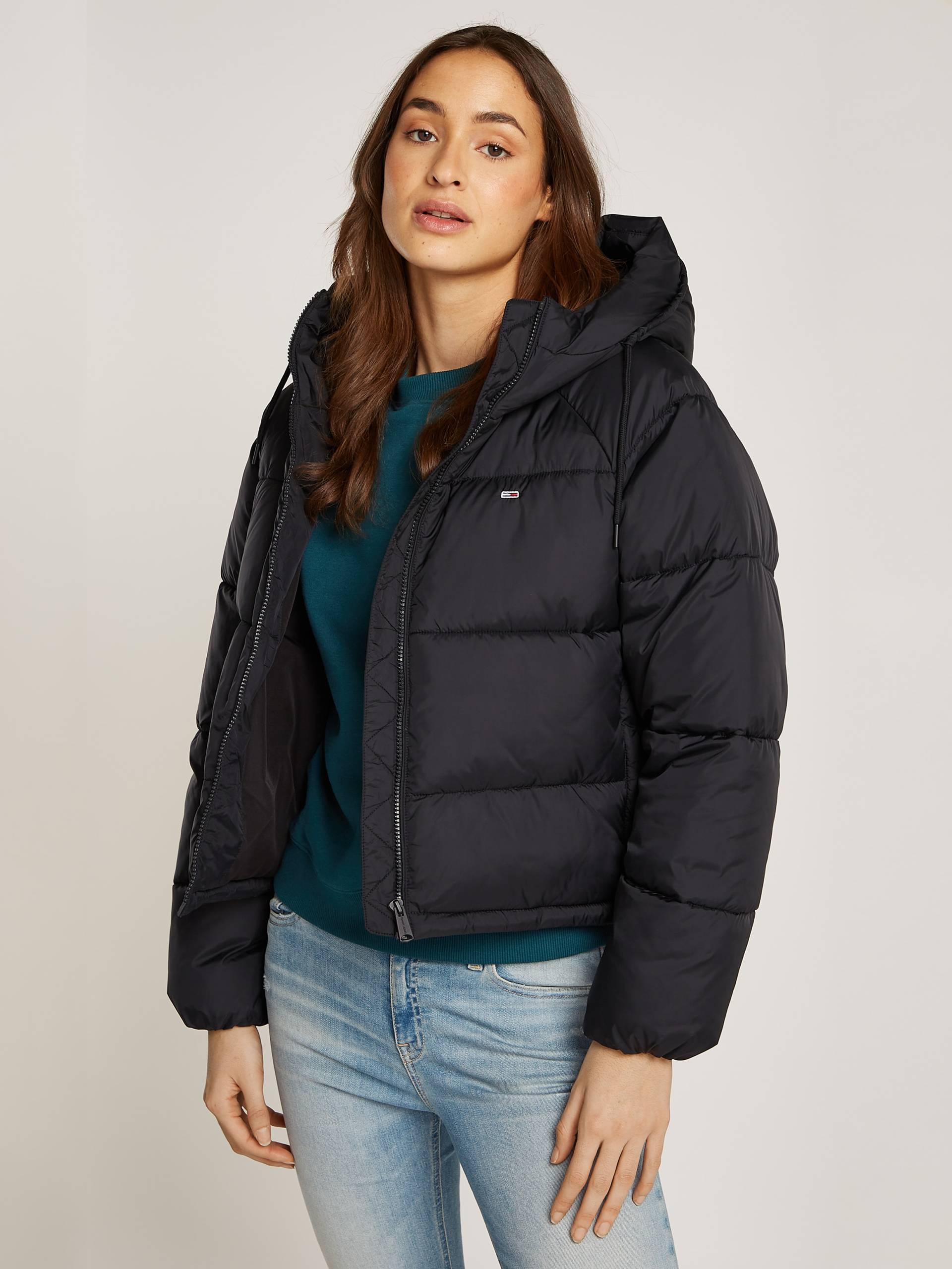Tommy Jeans Steppjacke »TJW ASPEN PUFFER EXT«, mit Kapuze, mit Logostickerei Tommy Jeans Steppjacke »TJW ASPEN PUFFER EXT«, mit Kapuze, mit Logostickerei von TOMMY JEANS