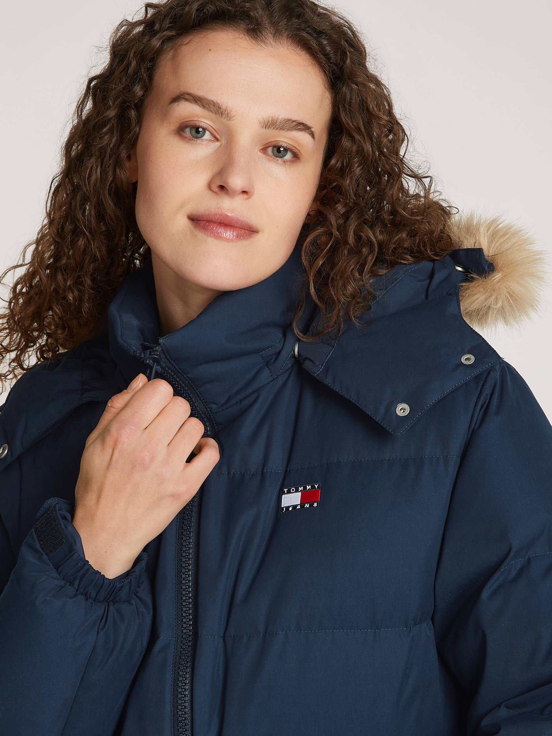 Tommy Jeans Steppjacke »TJW MIDI ALASKA FAUX FUR«, mit Kapuze, mit Fellimitat von TOMMY JEANS