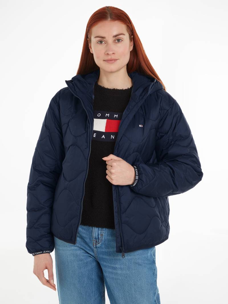 Tommy Jeans Steppjacke »TJW QUILTED TAPE HOOD PUFFER EXT«, mit Kapuze, mit Logostickerei von TOMMY JEANS