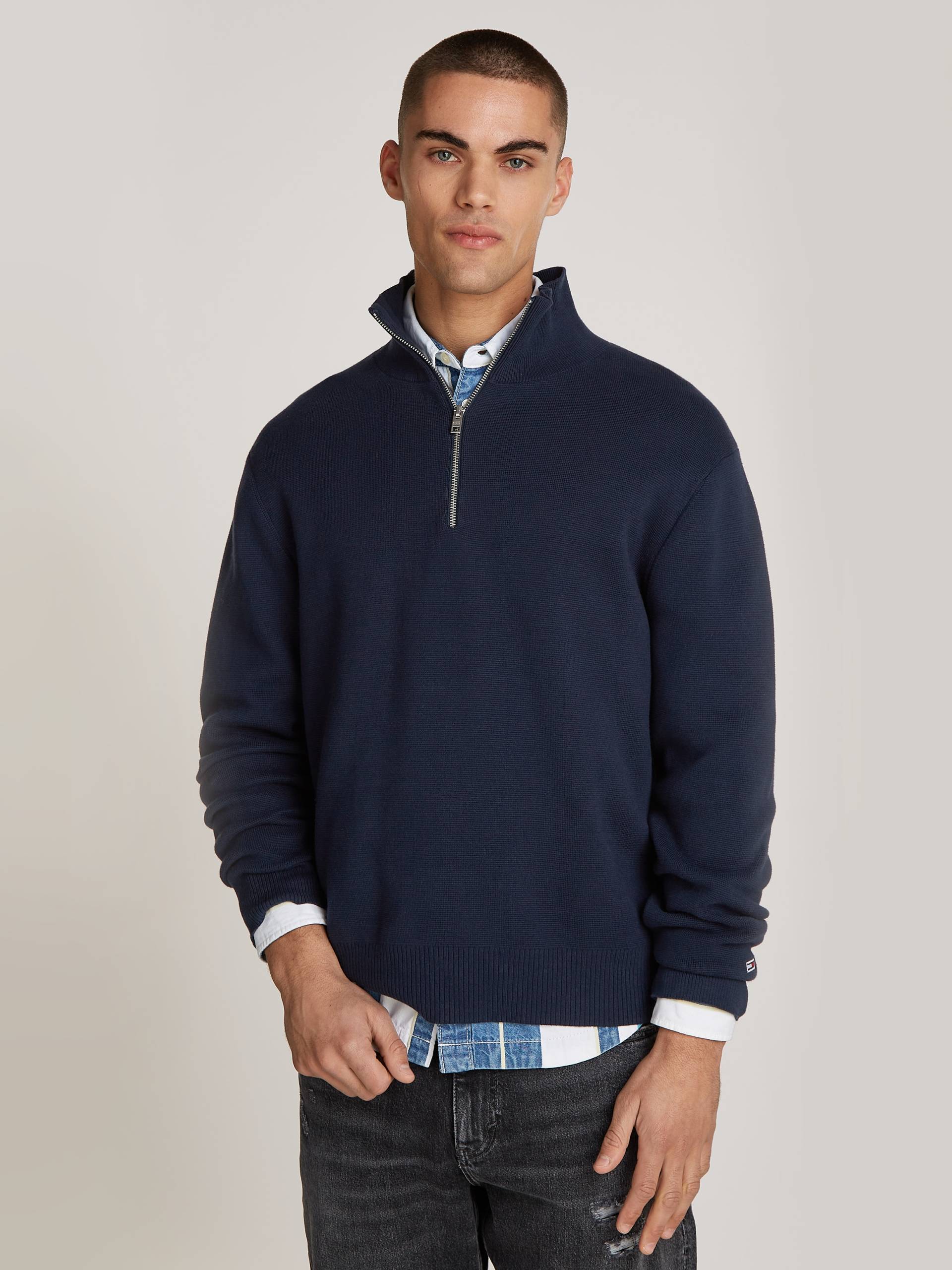 Tommy Jeans Strickpullover »TJM REG HALF ZIP SWEATER«, mit bestickten Markenlogo am Ärmel von TOMMY JEANS