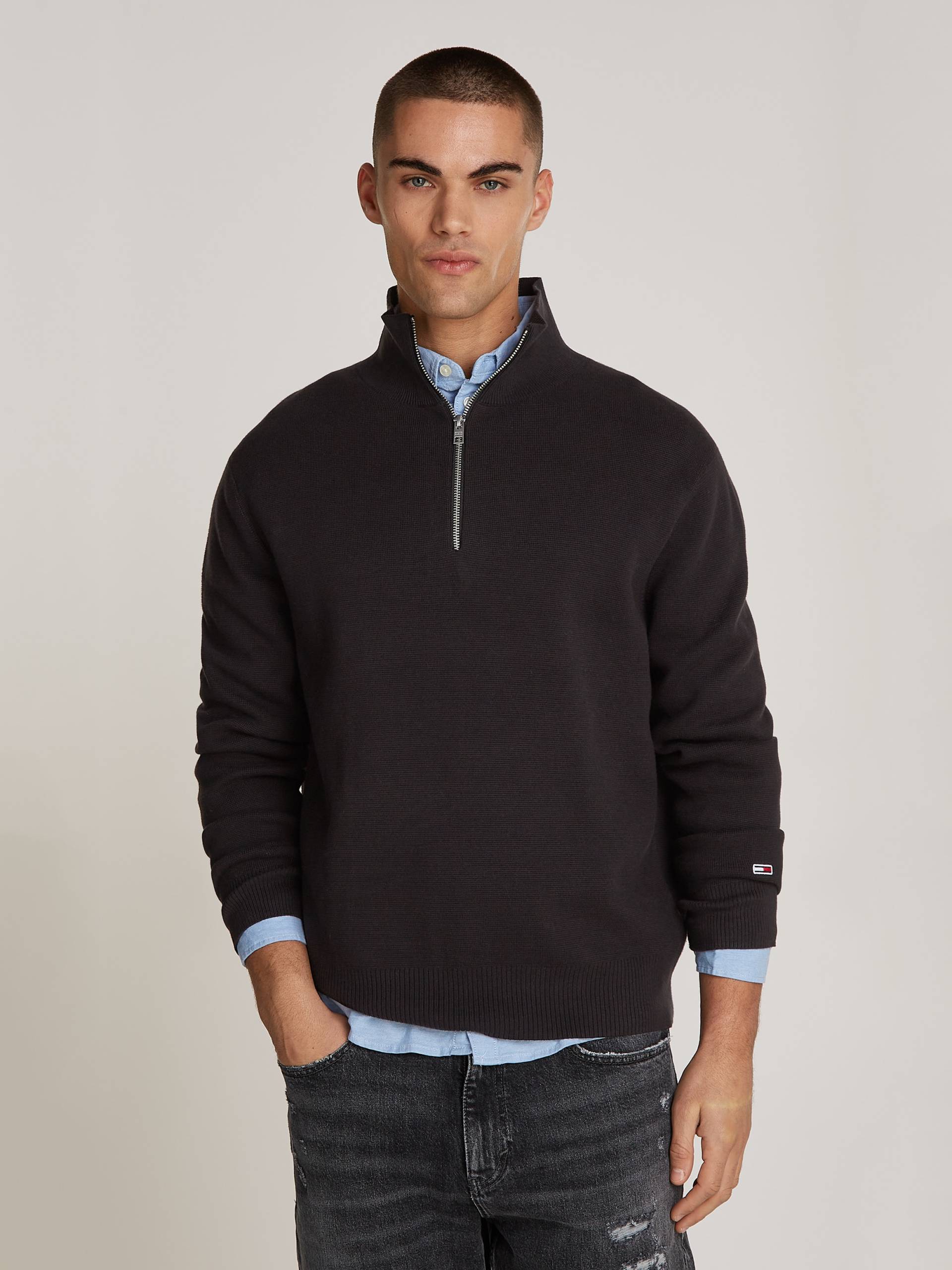 Tommy Jeans Strickpullover »TJM REG HALF ZIP SWEATER«, mit bestickten Markenlogo am Ärmel von TOMMY JEANS