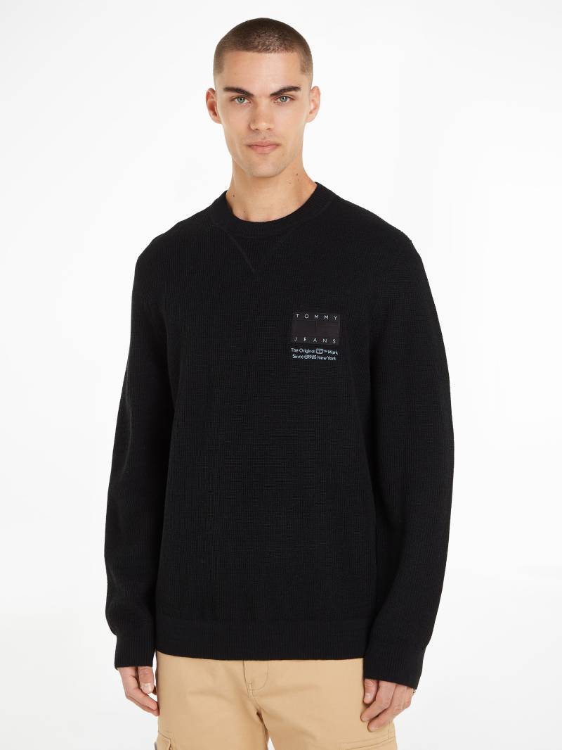 Tommy Jeans Strickpullover »TJM REG STRCT TONAL FLAG SWEATER«, mit Markenlabel auf der Brust von TOMMY JEANS