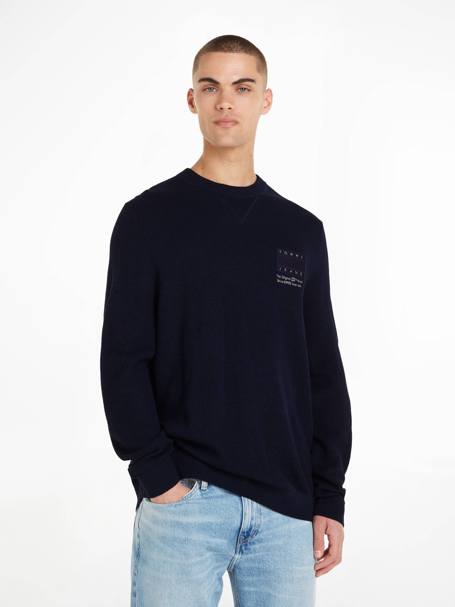 Tommy Jeans Strickpullover »TJM REG STRCT TONAL FLAG SWEATER«, mit Markenlabel auf der Brust von TOMMY JEANS