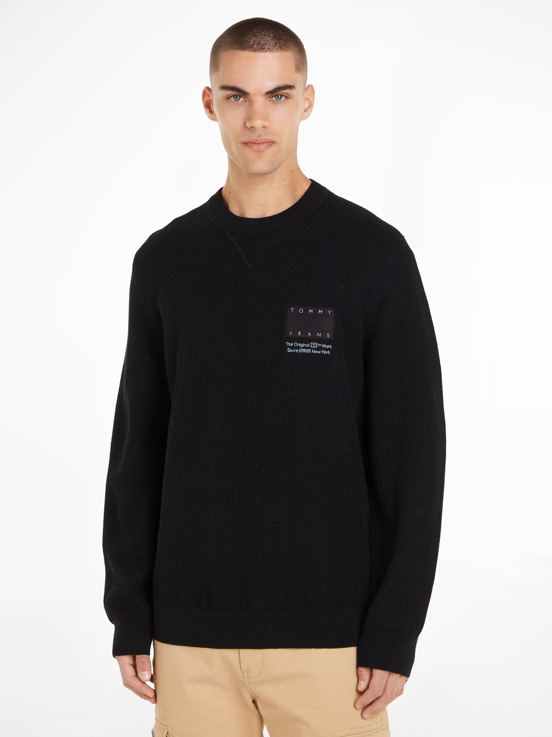 Tommy Jeans Strickpullover »TJM REG STRCT TONAL FLAG SWEATER«, mit Markenlabel auf der Brust von TOMMY JEANS