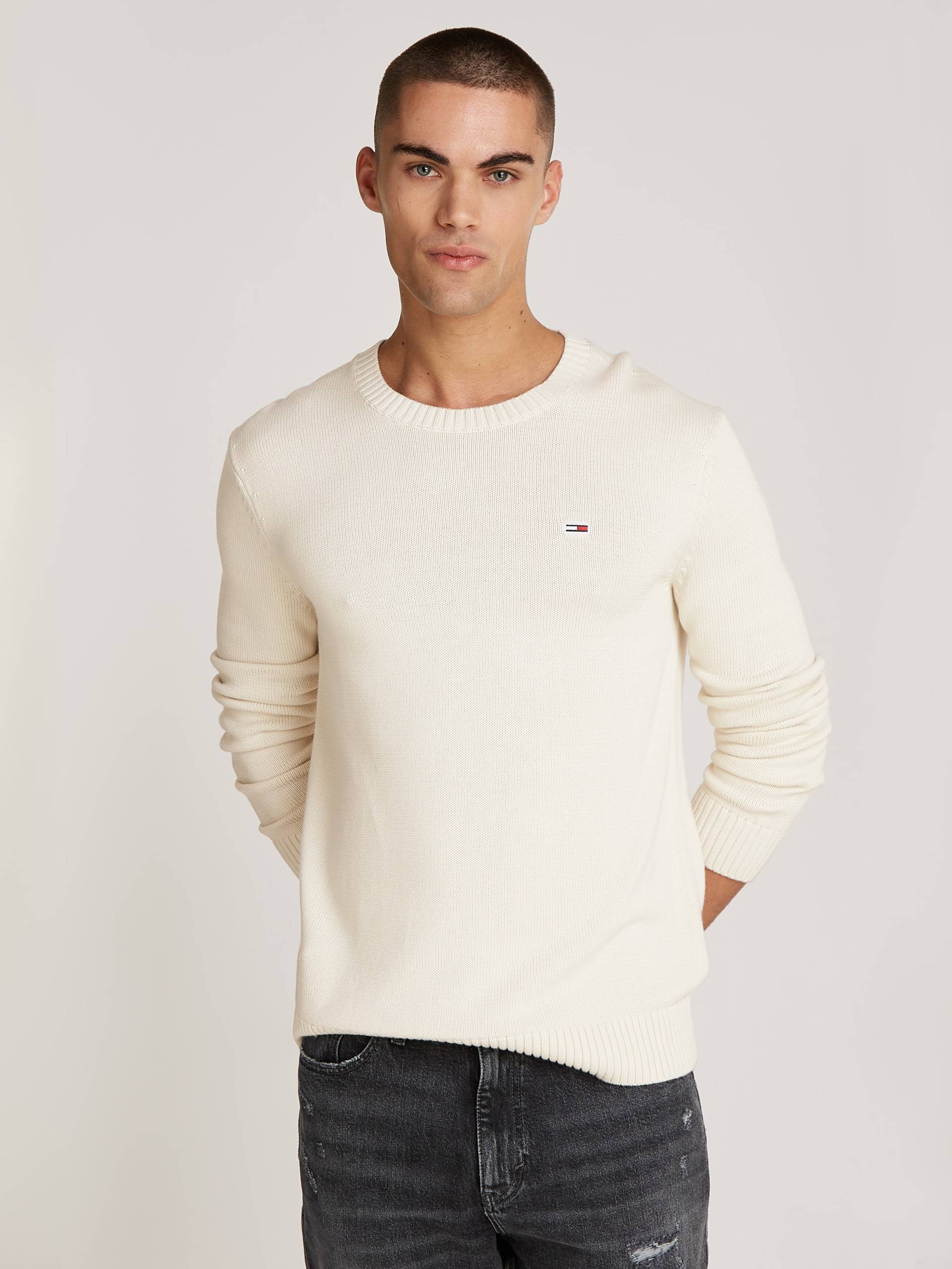 Tommy Jeans Strickpullover »TJM SLIM ESSNTLS C-NECK SWEATER«, mit Markenlogo auf der Brust von TOMMY JEANS