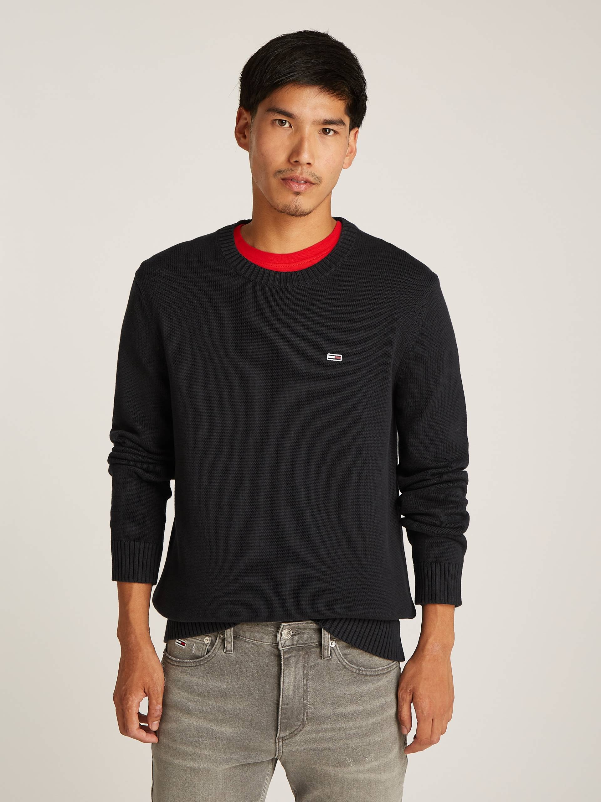 Tommy Jeans Strickpullover »TJM SLIM ESSNTLS C-NECK SWEATER«, mit Markenlogo auf der Brust von TOMMY JEANS