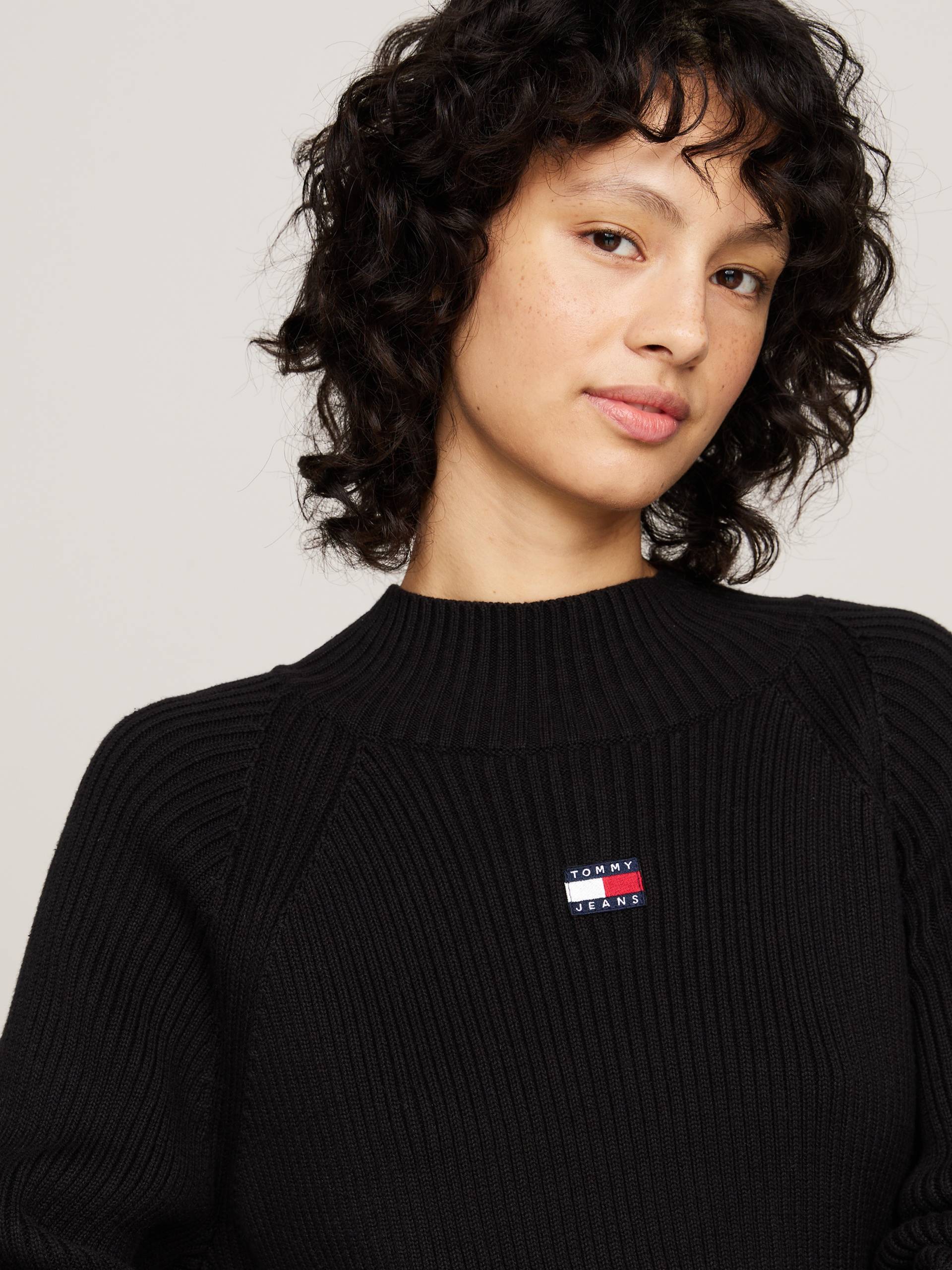 Tommy Jeans Strickpullover »TJW BADGE MOCKNECK SWEATER«, mit Logo-Badge von TOMMY JEANS