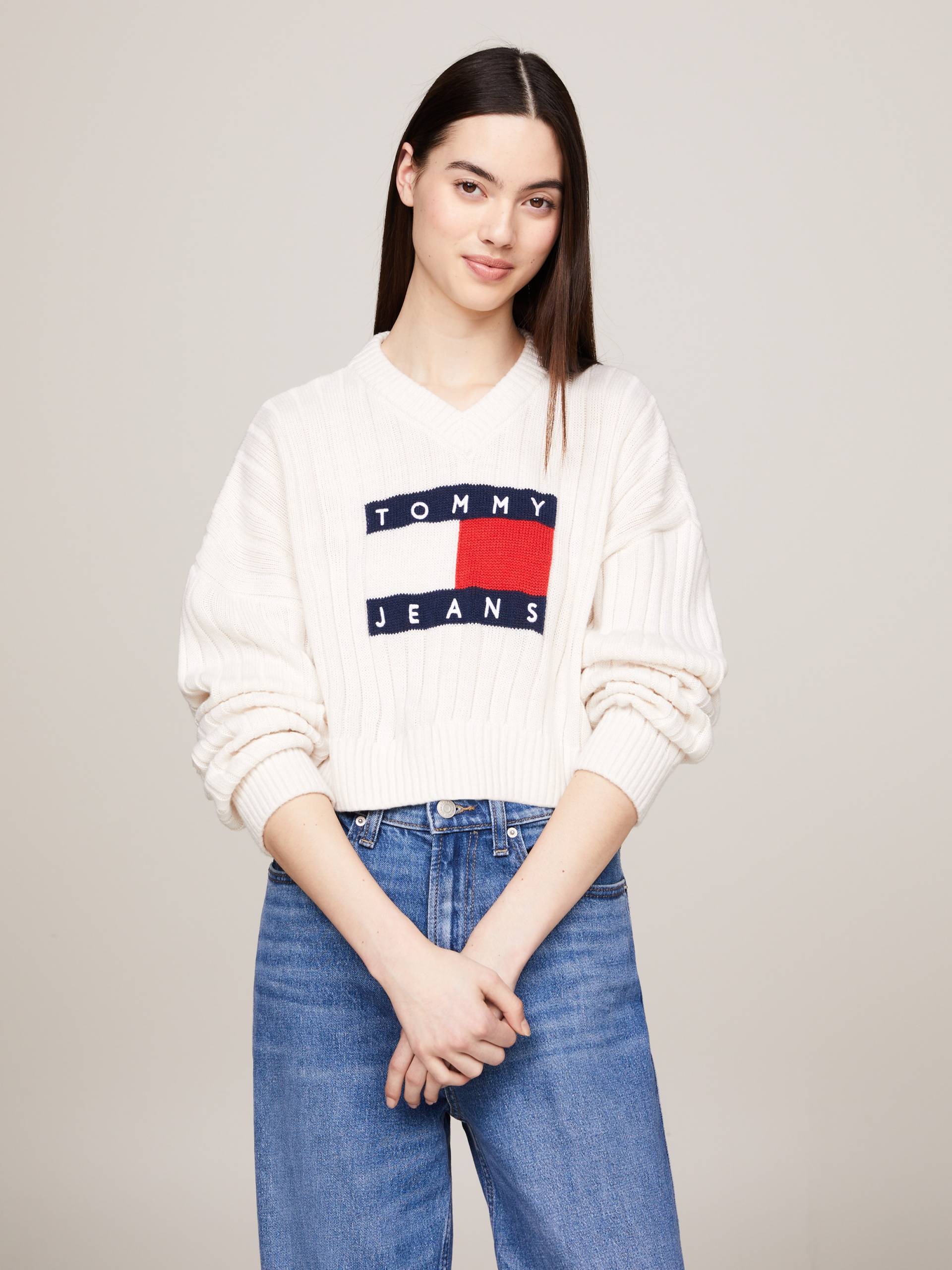 Tommy Jeans Strickpullover »TJW VNCK CENTER FLAG SWEATER EXT«, mit Tommy Jeans Center Logo-Flag von TOMMY JEANS