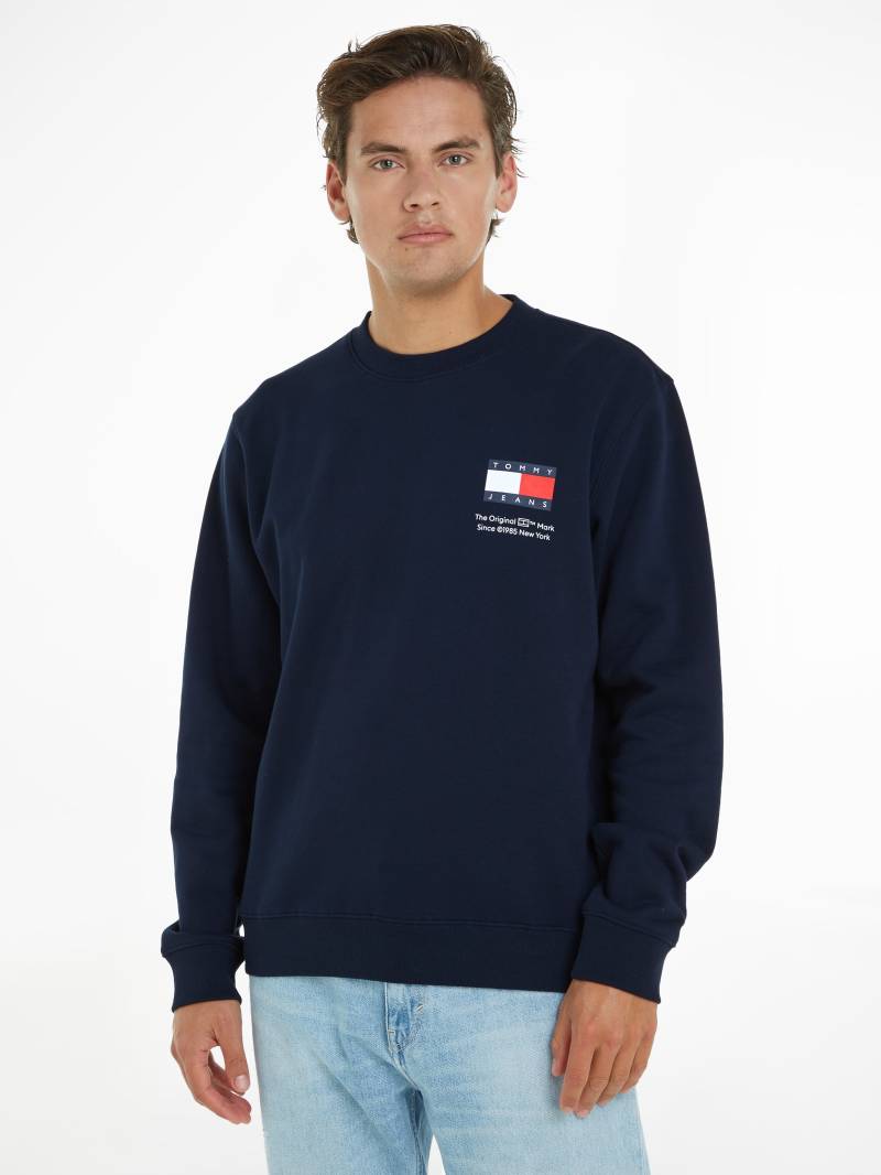 Tommy Jeans Sweatshirt »TJM REG ESSENTIAL FLAG CNECK EXT«, Rundhals-Sweatshirt mit Logo von TOMMY JEANS