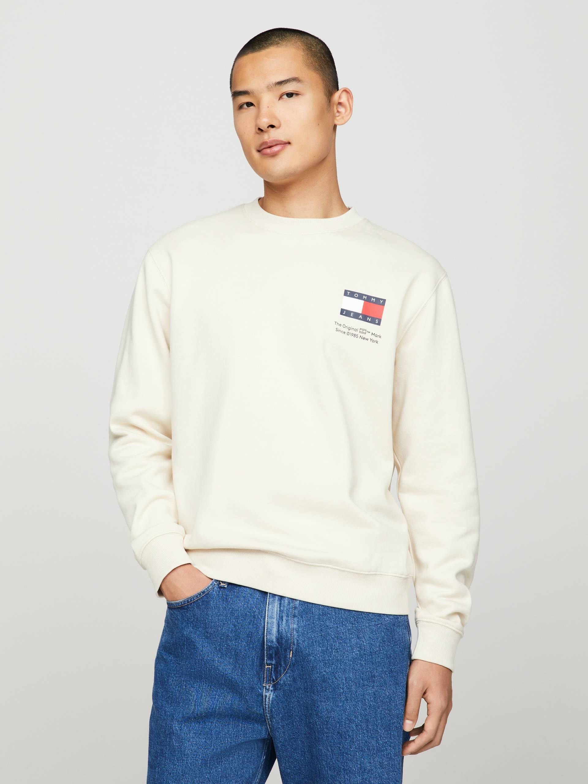 Tommy Jeans Sweatshirt »TJM REG ESSENTIAL FLAG CNECK EXT«, Rundhals-Sweatshirt mit Logo von TOMMY JEANS