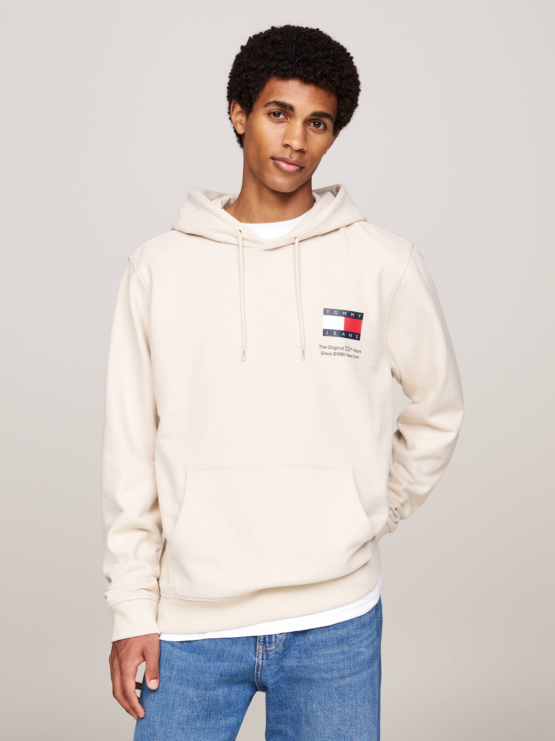 Tommy Jeans Sweatshirt »TJM REG ESSENTIAL FLAG HOOD EXT«, mit bedruckten Markenlogo auf Brusthöhe von TOMMY JEANS