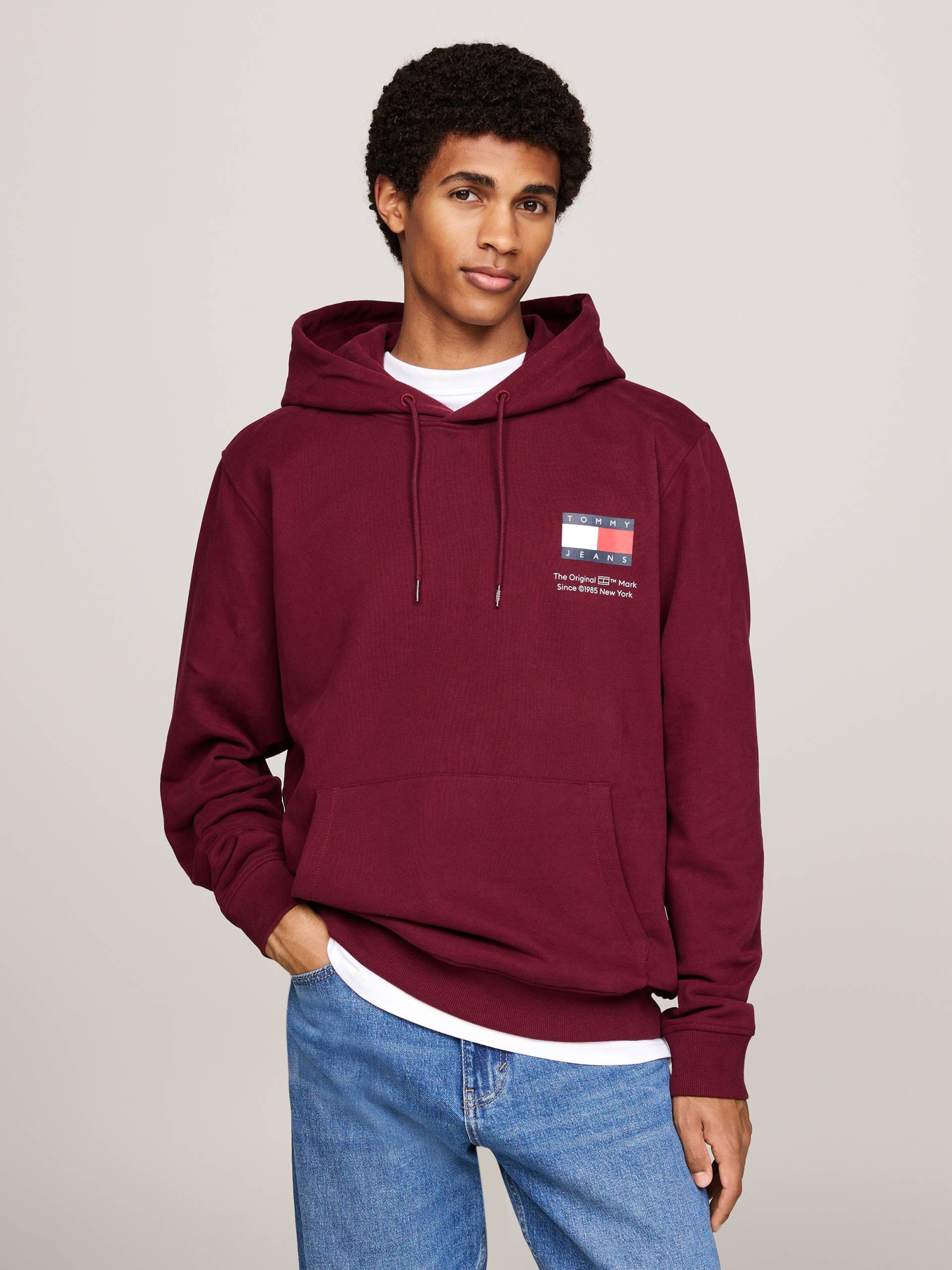 Tommy Jeans Sweatshirt »TJM REG ESSENTIAL FLAG HOOD EXT«, mit bedruckten Markenlogo auf Brusthöhe von TOMMY JEANS