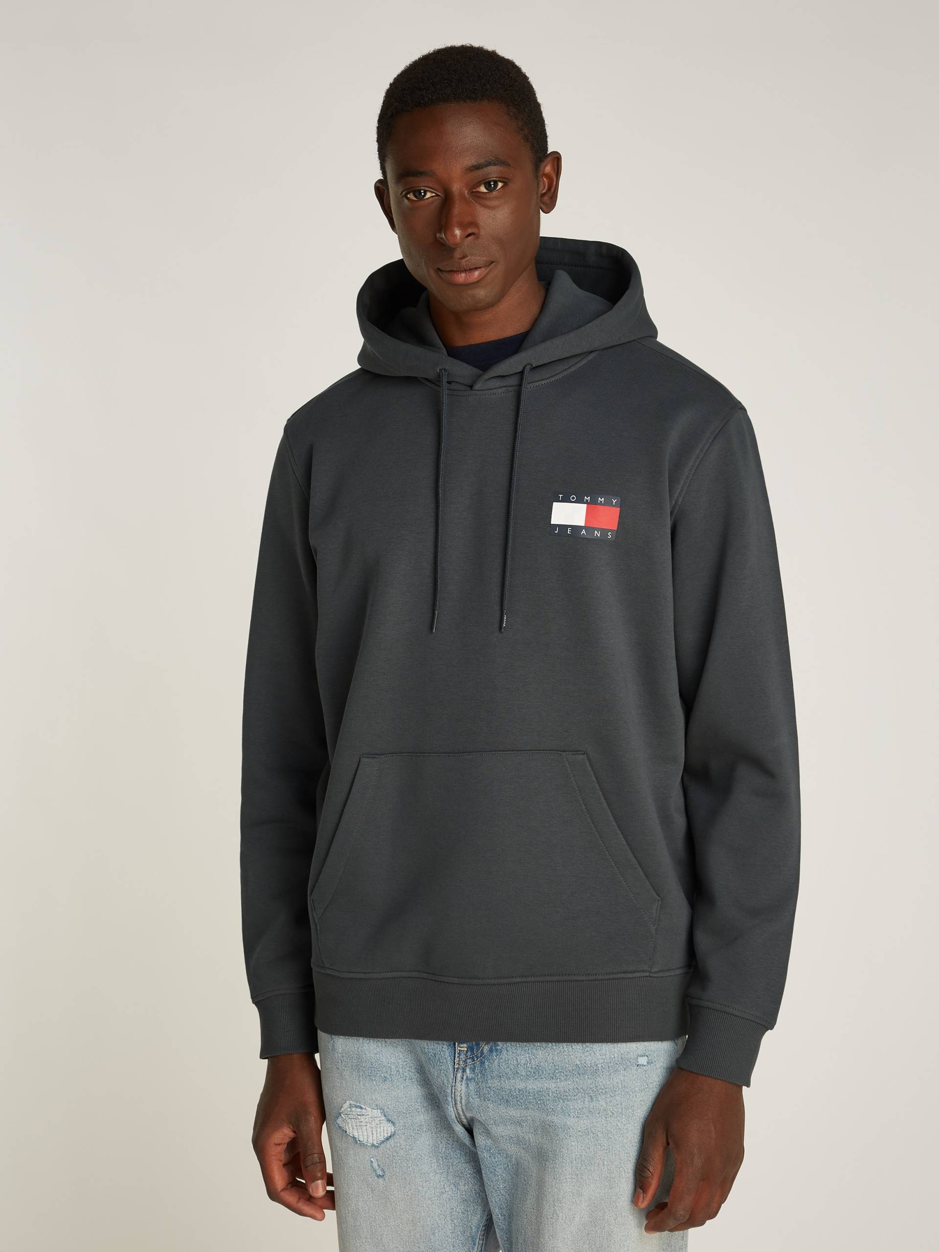 Tommy Jeans Sweatshirt »TJM REG ESSENTIAL FLAG HOOD EXT«, mit bedruckten Markenlogo auf Brusthöhe von TOMMY JEANS