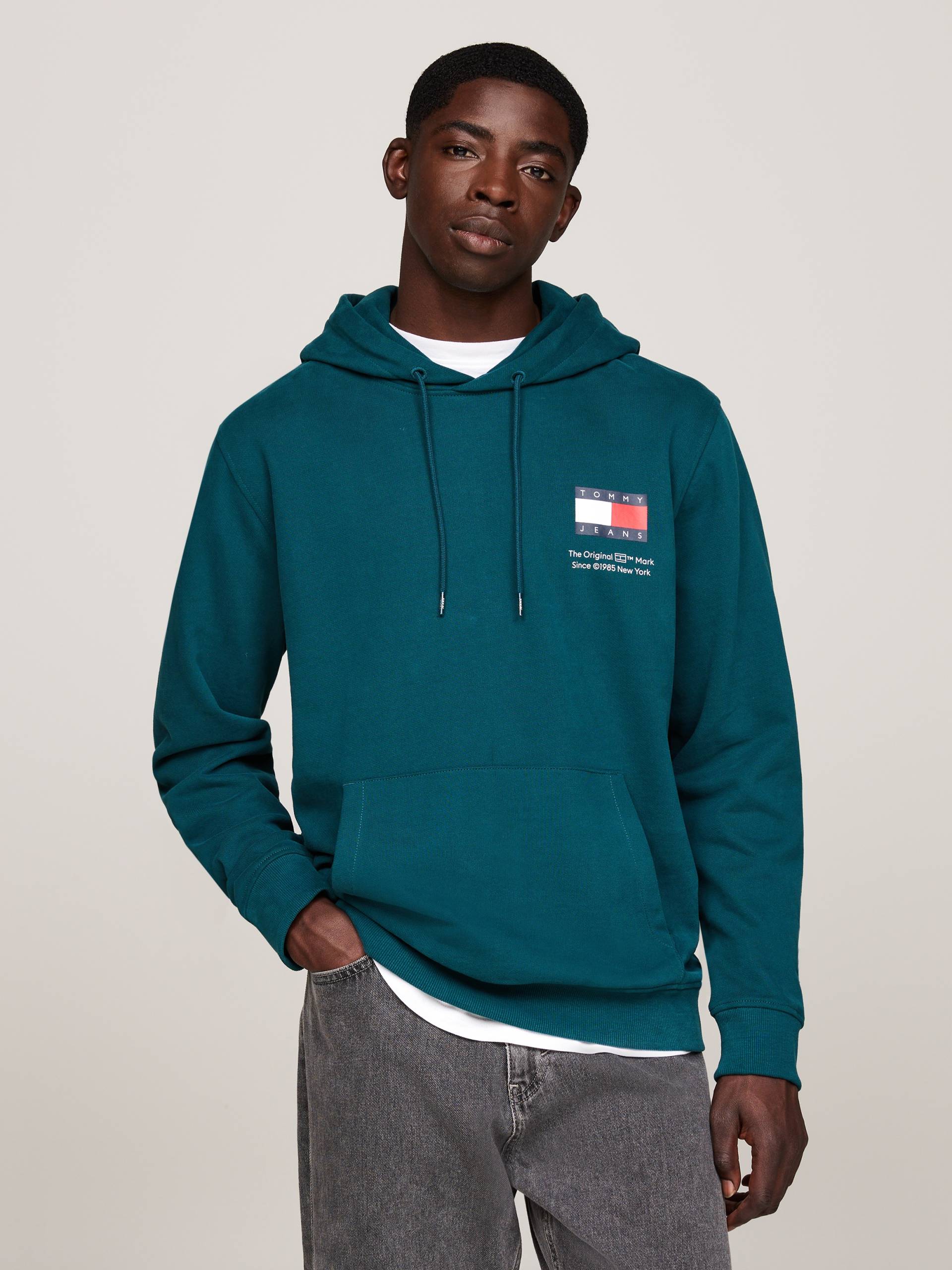 Tommy Jeans Sweatshirt »TJM REG ESSENTIAL FLAG HOOD EXT«, mit bedruckten Markenlogo auf Brusthöhe von TOMMY JEANS