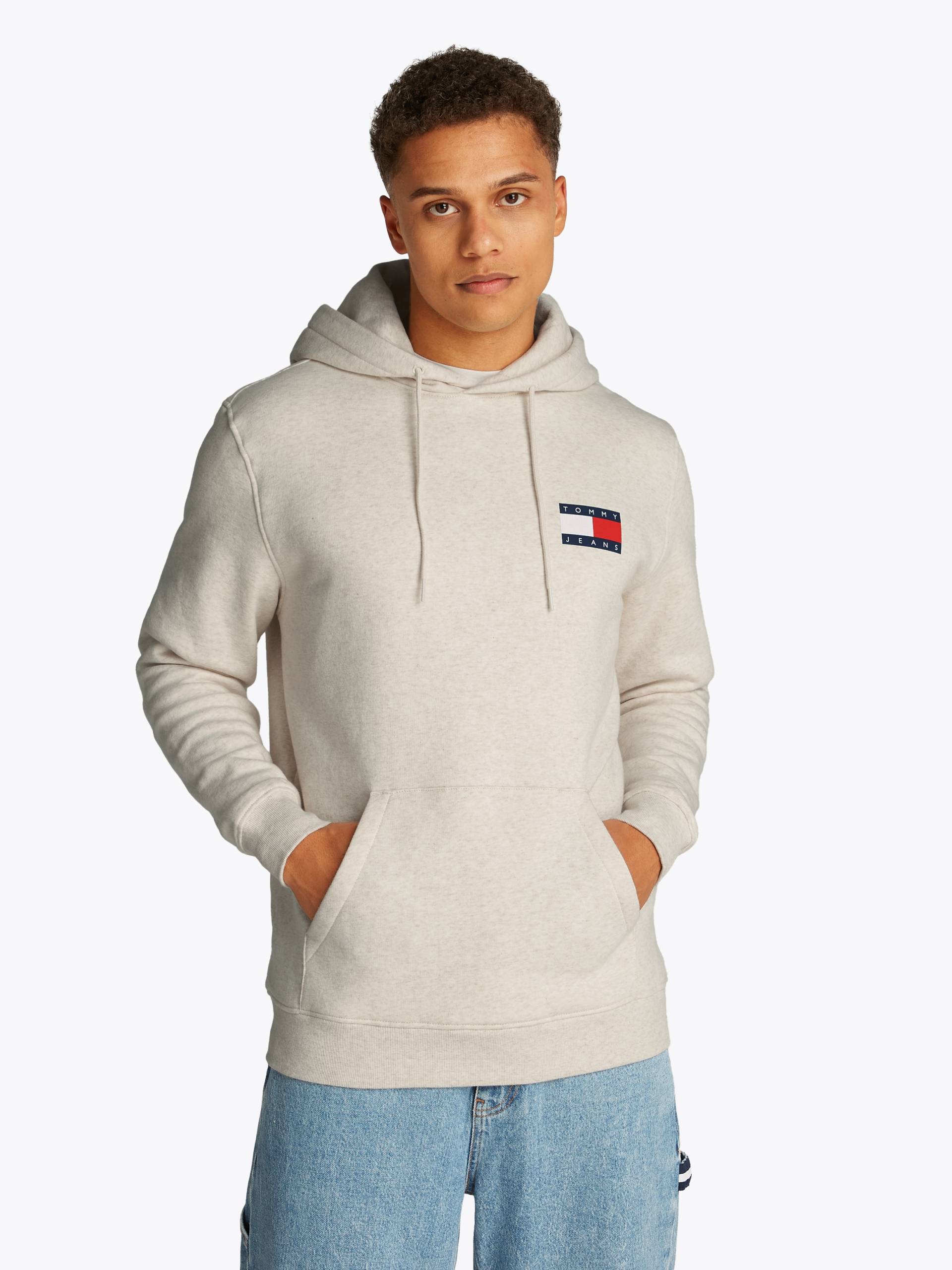 Tommy Jeans Sweatshirt »TJM REG ESSENTIAL FLAG HOOD EXT«, mit bedruckten Markenlogo auf Brusthöhe von TOMMY JEANS