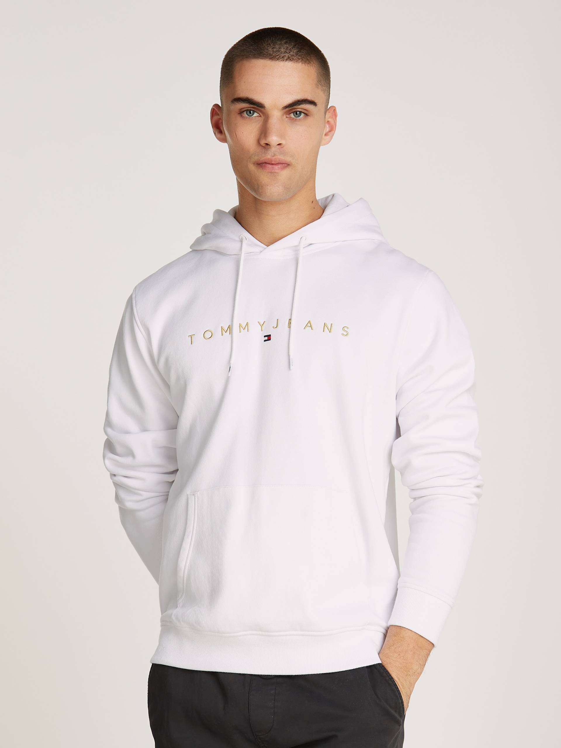 Tommy Jeans Sweatshirt »TJM REG LINEAR GOLD HOOD EXT«, besticktes Markenlogo auf Brusthöhe von TOMMY JEANS